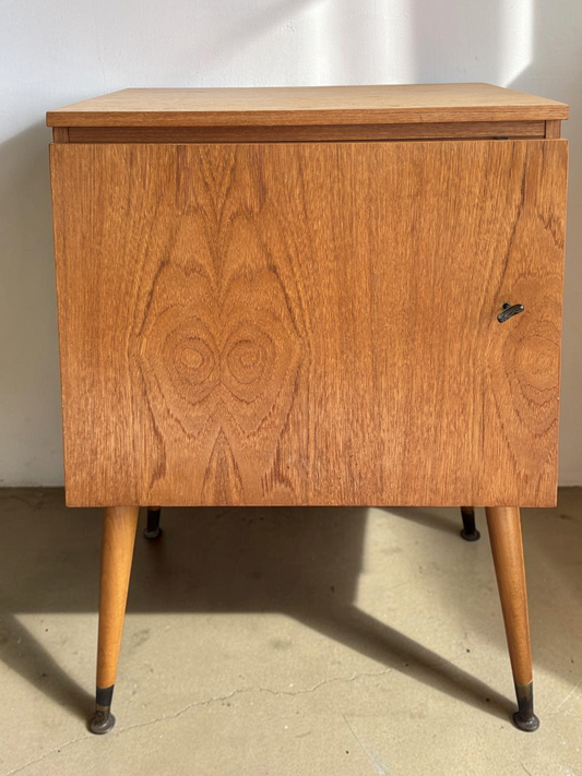 tessvintage vintage eikenhouten naaimachinekastje uit de jaren 60 met slanke taps toelopende pootjes en messing doppen