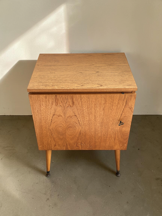 tessvintage vintage eikenhouten naaimachinekastje uit de jaren 60 met slanke taps toelopende pootjes