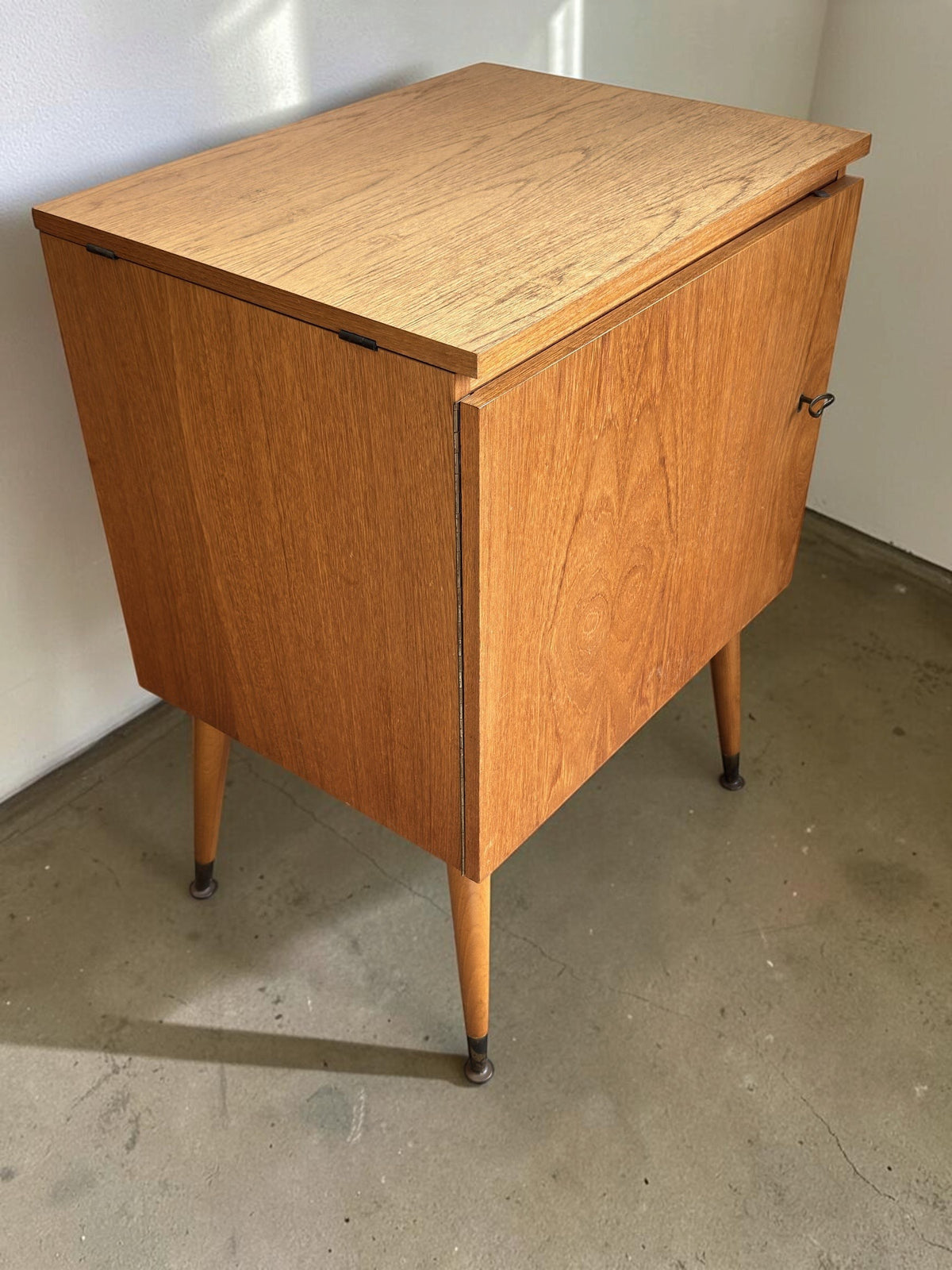 tessvintage vintage naaimachinekastje van eikenfineer uit de jaren 60 met slanke taps toelopende pootjes en messing doppen