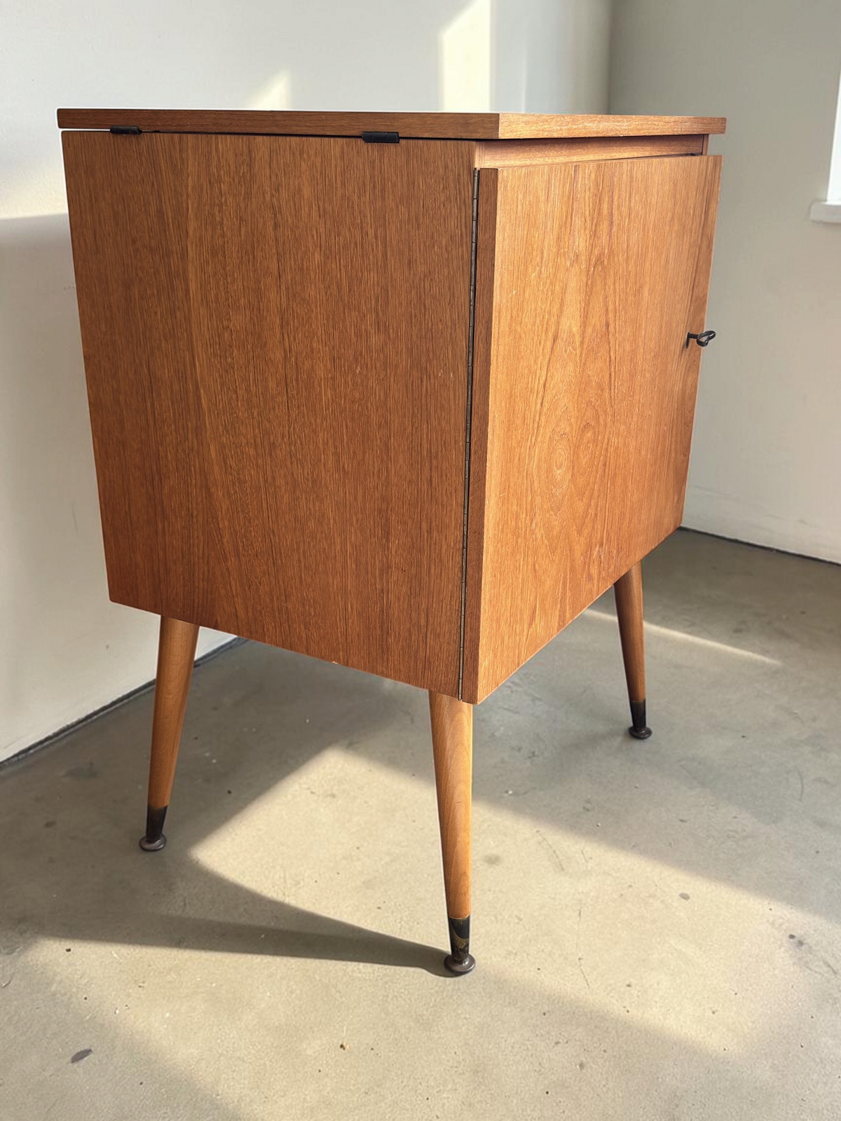 tessvintage vintage naaimachinekastje van eikenfineer uit de jaren 60 met slanke taps toelopende pootjes