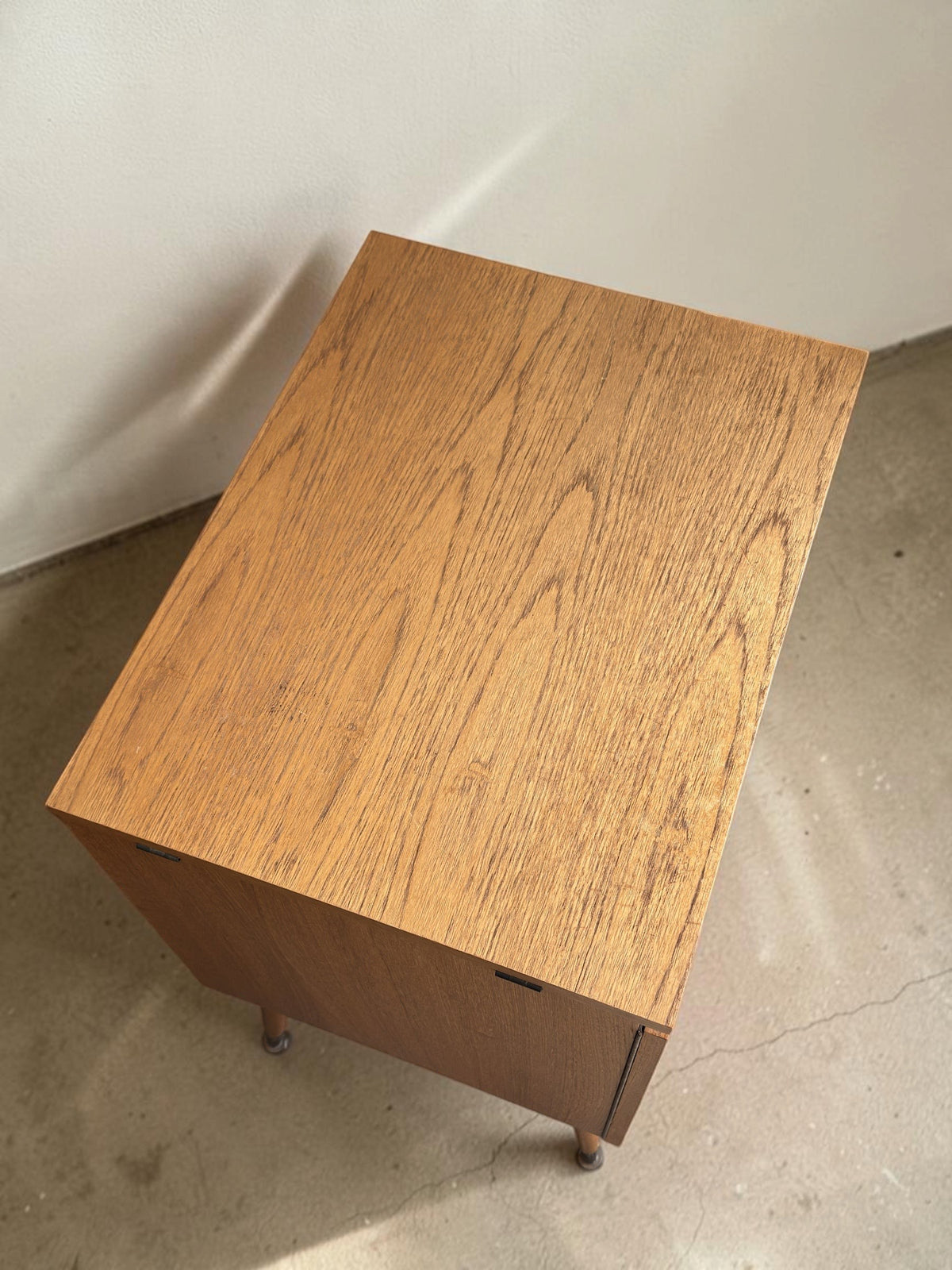 tessvintage vintage eikenhouten naaimachinekastje met uitklapbaar blad en slanke taps toelopende pootjes