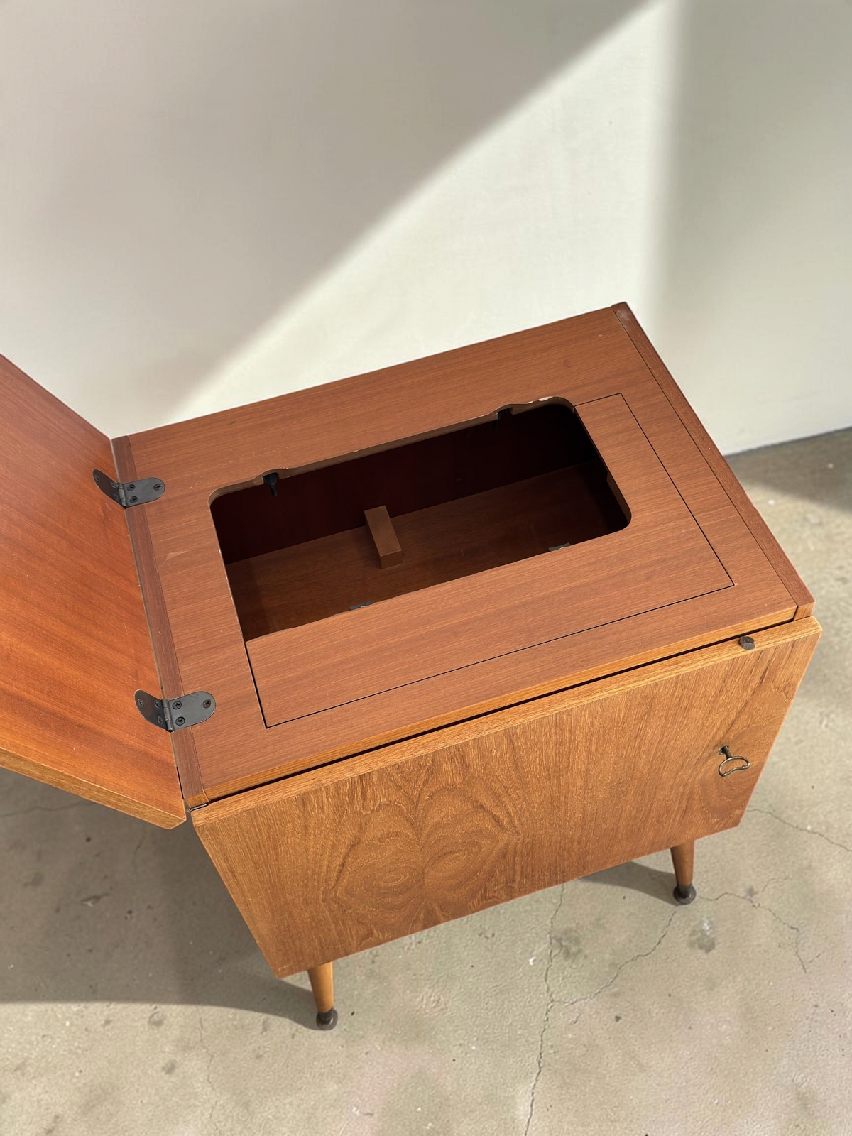 tessvintage vintage eikenhouten naaimachinekastje uit de jaren 60 met uitklapbaar blad en slanke taps toelopende poten