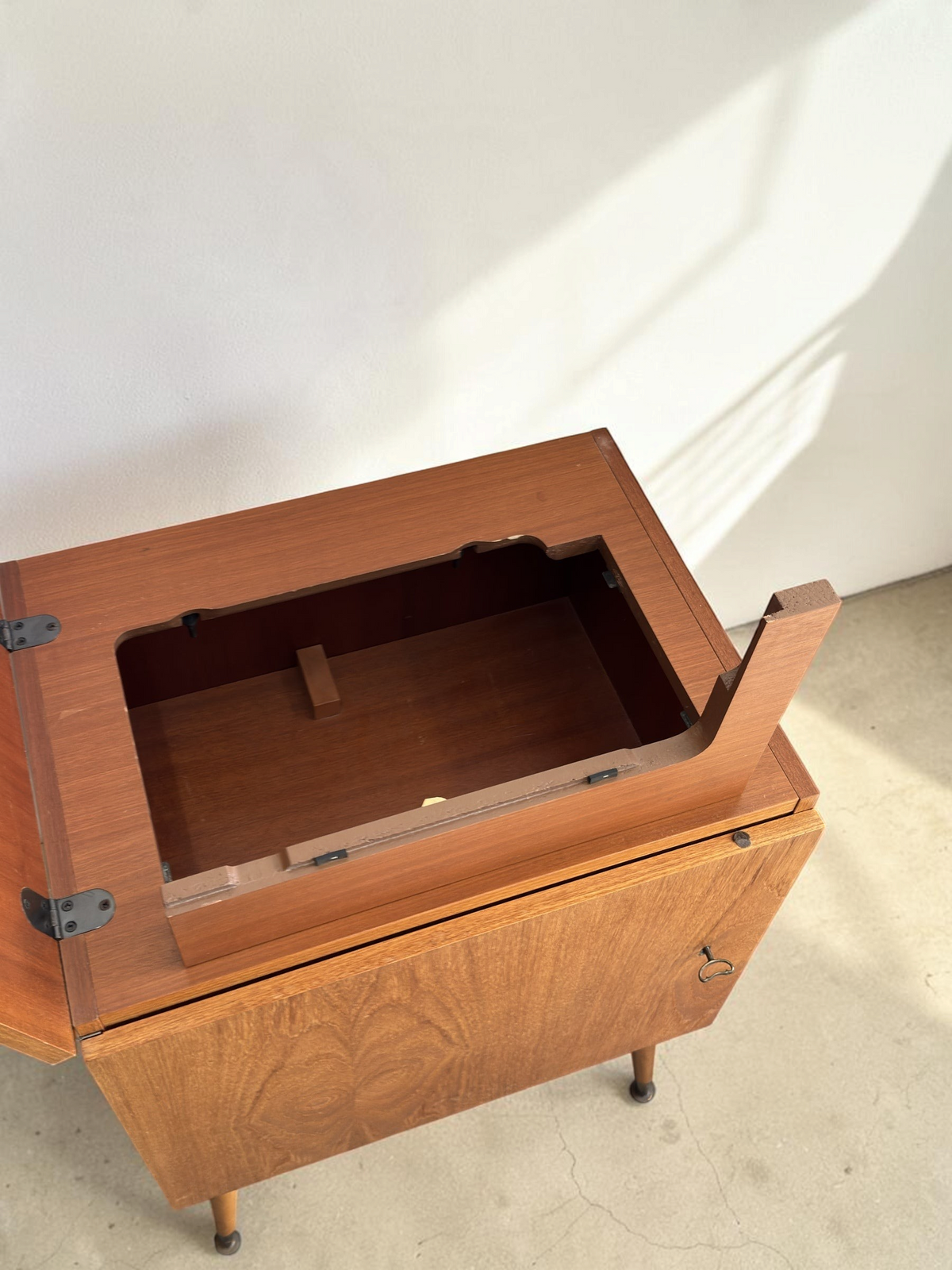 tessvintage vintage eikenhouten naaimachinekastje uit de jaren 60 met uitklapbaar blad en slanke pootjes