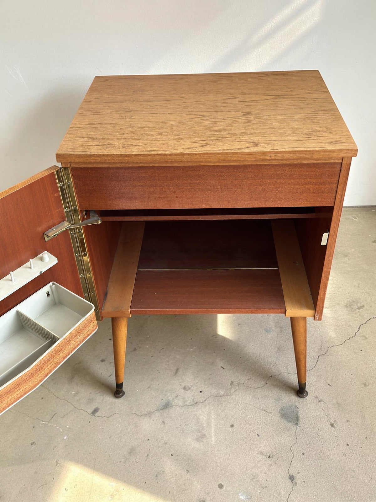tessvintage vintage naaimachinekastje van eiken fineer met slanke pootjes en openklapbaar blad uit de jaren 60