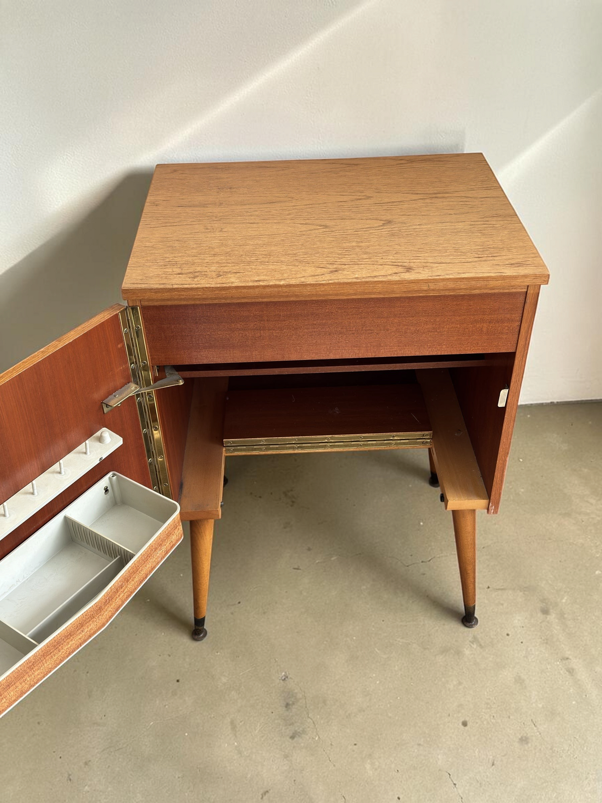 tessvintage vintage eiken naaimachinekastje uit de jaren 60 met slanke pootjes en een handige opberglade in de deur