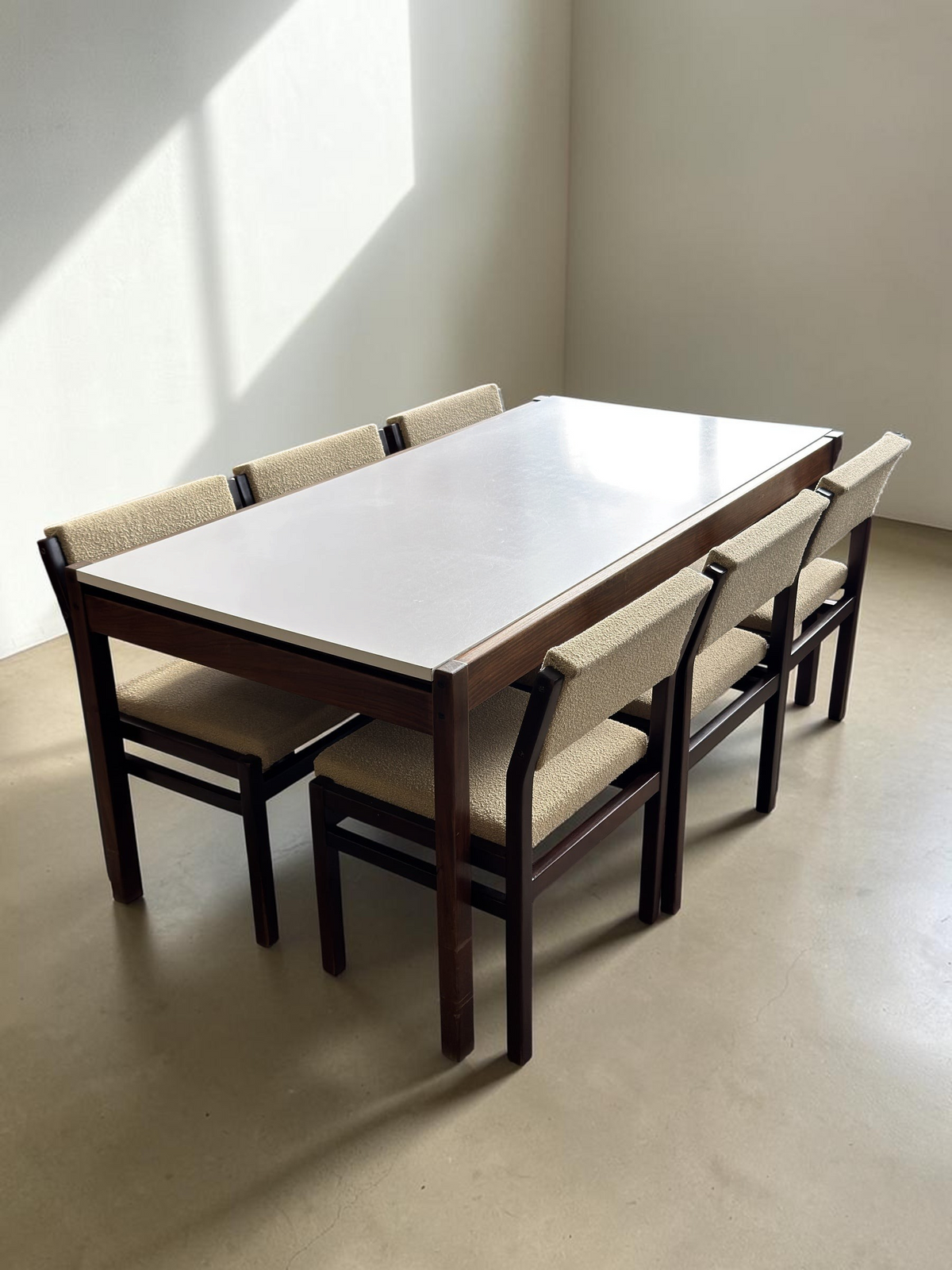 tessvintage Pastoe TU31 uitschuifbare eettafel met wit blad en zes stoelen bekleed met beige bouclé stof