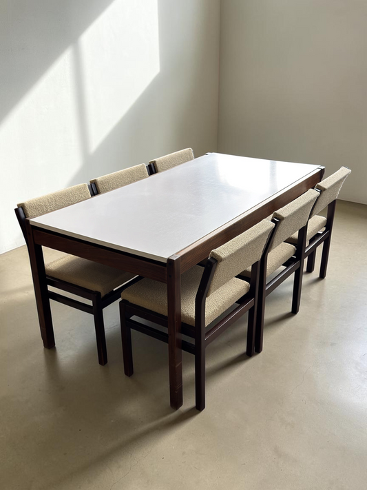 tessvintage Pastoe TU31 uitschuifbare eettafel met wit blad en zes stoelen bekleed met beige bouclé stof