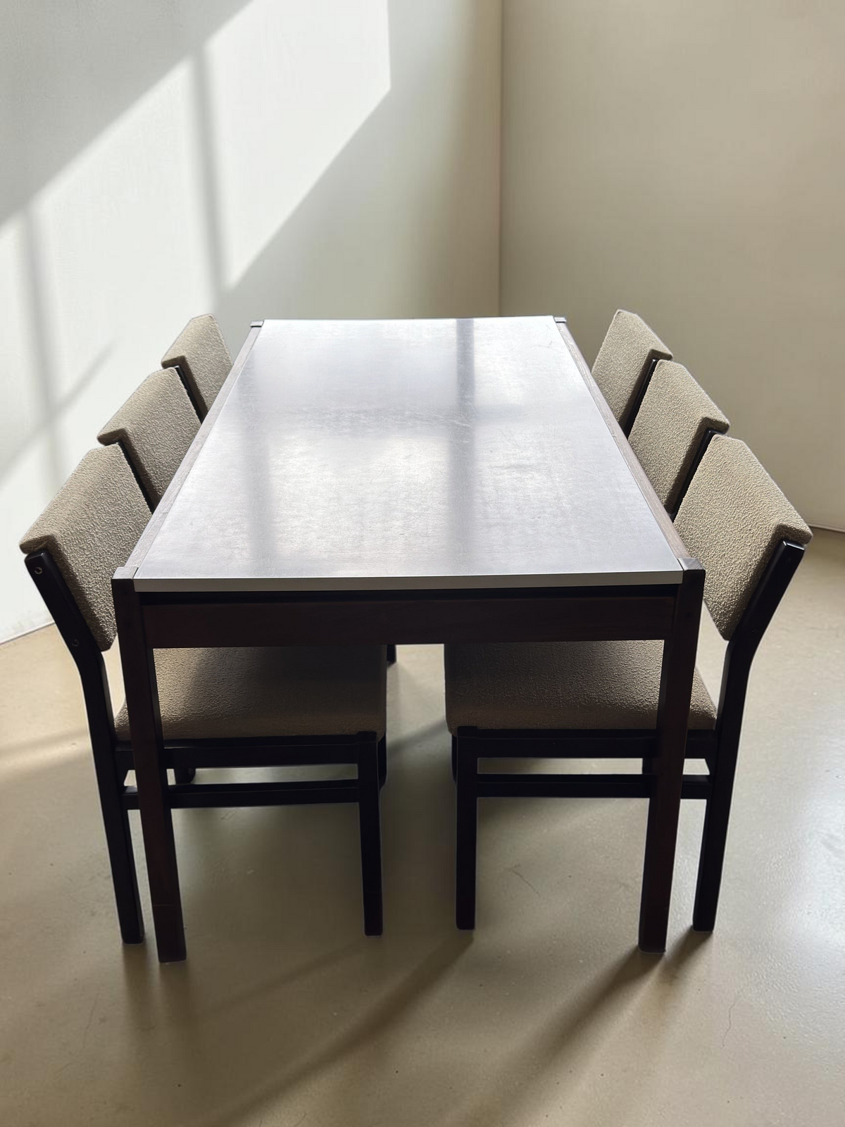 tessvintage Pastoe TU31 eettafel met wit formica blad en zes stoelen bekleed met beige bouclé stof