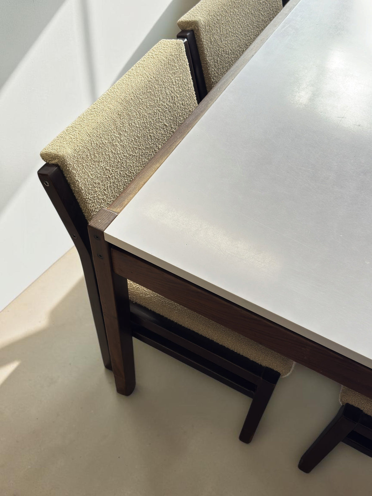 tessvintage Pastoe TU31 eettafel met stoelen in beige bouclé stof en wenge hout, bovenaanzicht