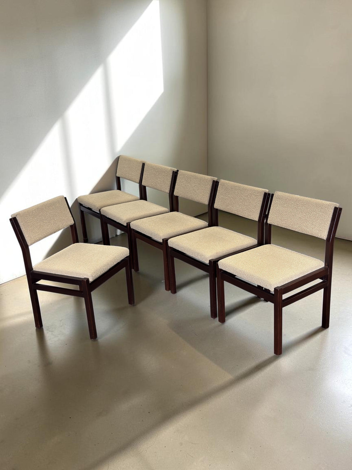 tessvintage set van zes vintage eetkamerstoelen met donkerhouten frame en beige bouclé bekleding