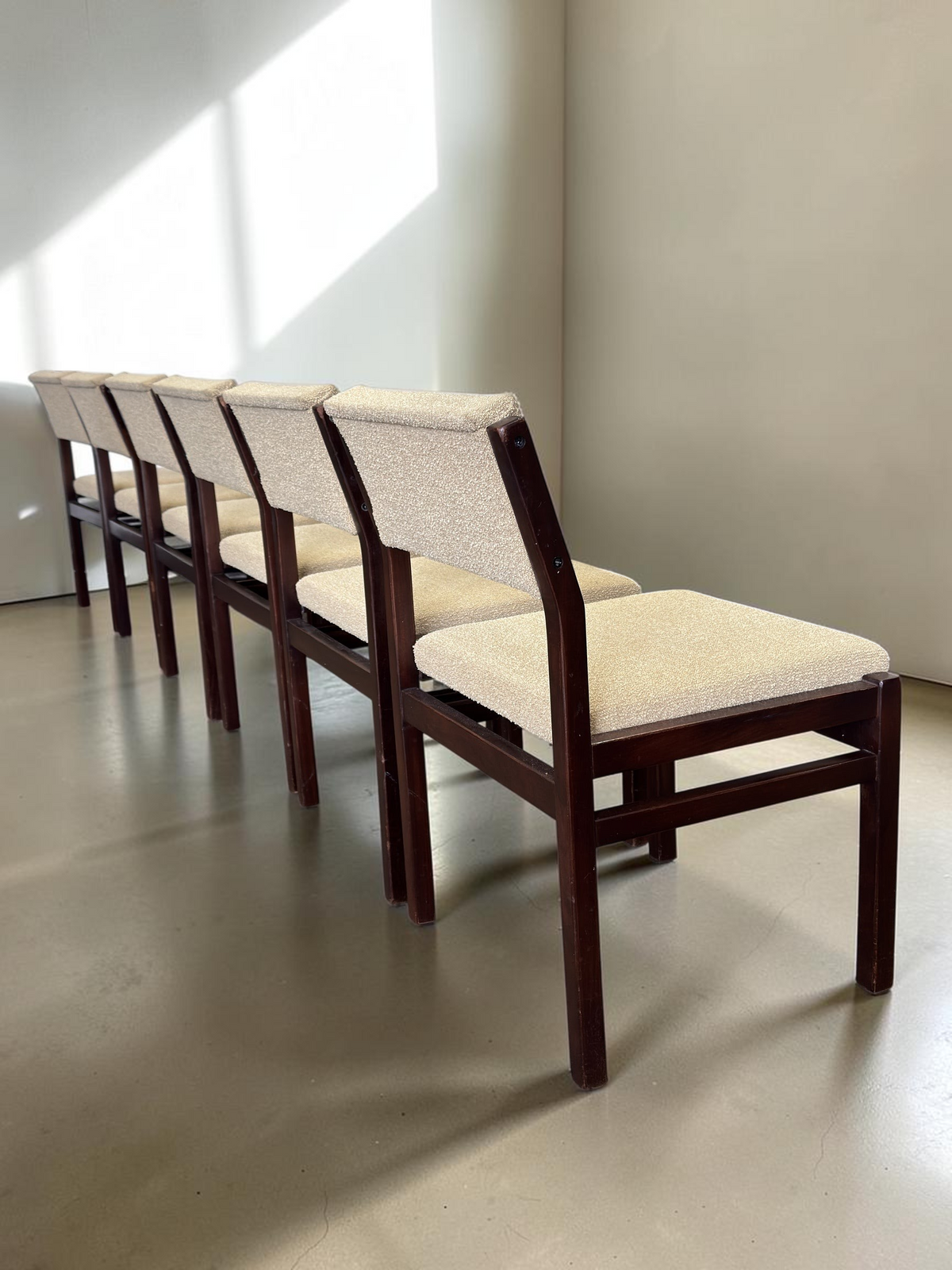 tessvintage set van zes vintage eetkamerstoelen van Cees Braakman met donkerhouten frame en beige bouclé bekleding
