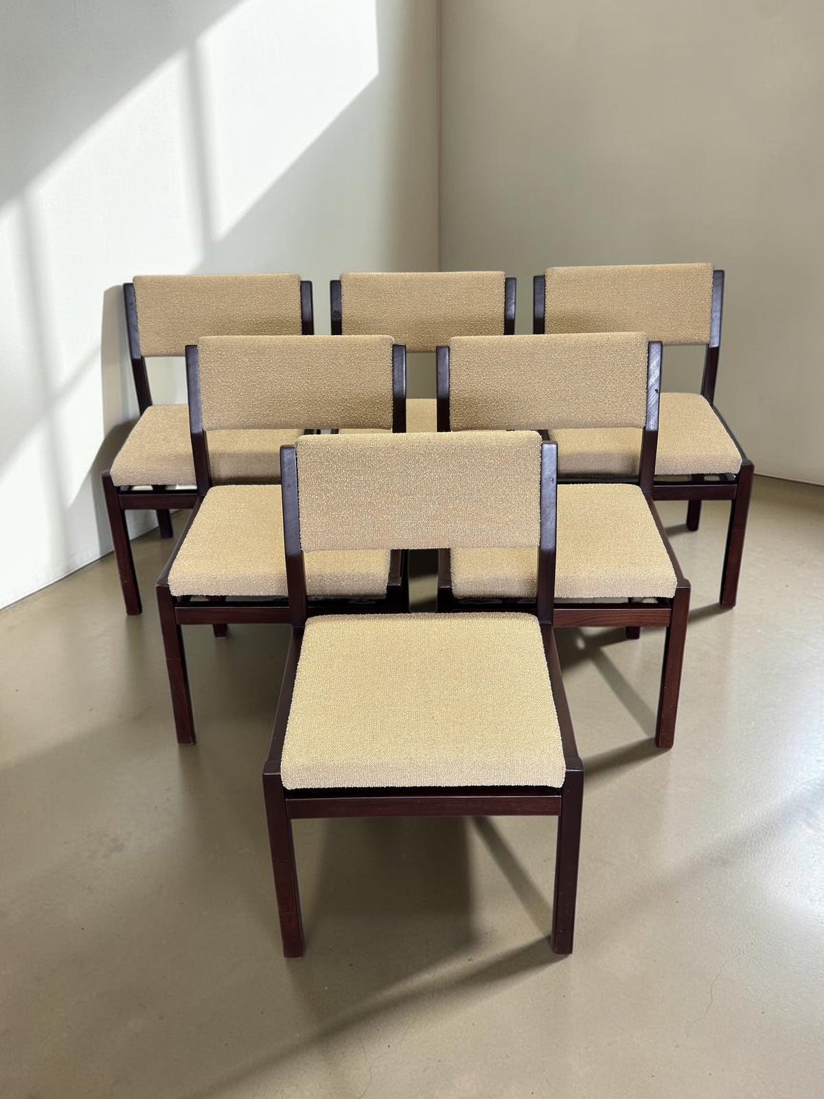 tessvintage set van zes vintage eetkamerstoelen met donkerhouten frame en beige bouclé bekleding