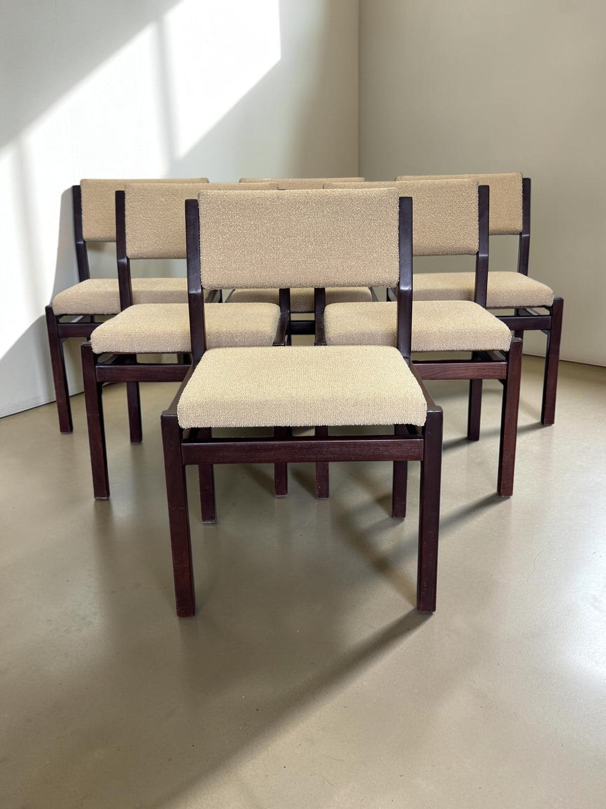 tessvintage set van zes vintage stoelen met donkerhouten frame en beige bouclé bekleding ontworpen door Cees Braakman