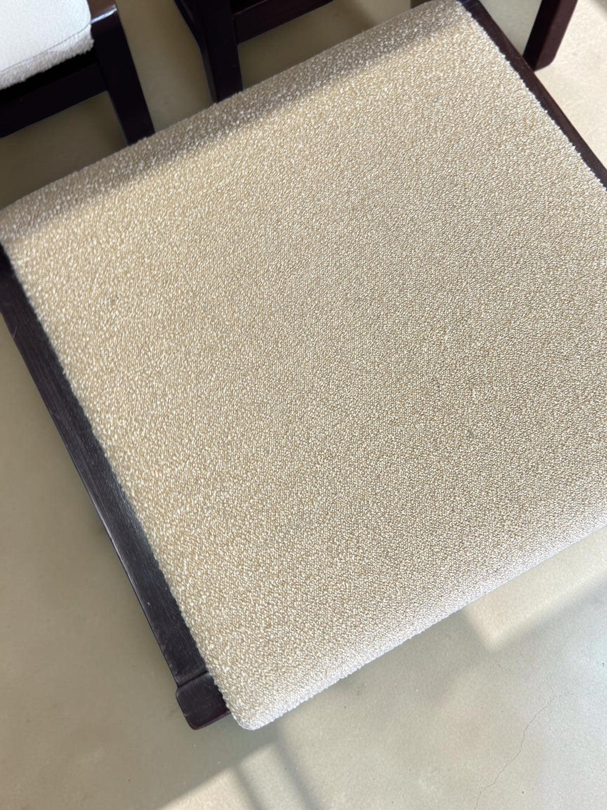 tessvintage stoelzitting van een Pastoe stoel bekleed met beige bouclé stof en een donker wenge houten frame