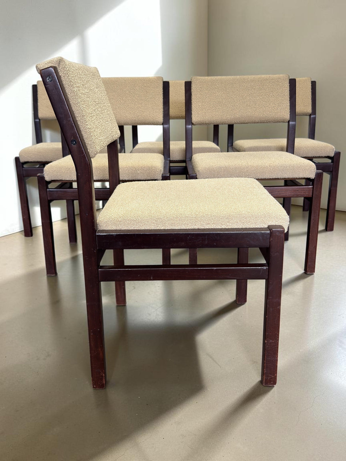 tessvintage set van zes vintage eetkamerstoelen met donkerhouten frame en beige bouclé bekleding
