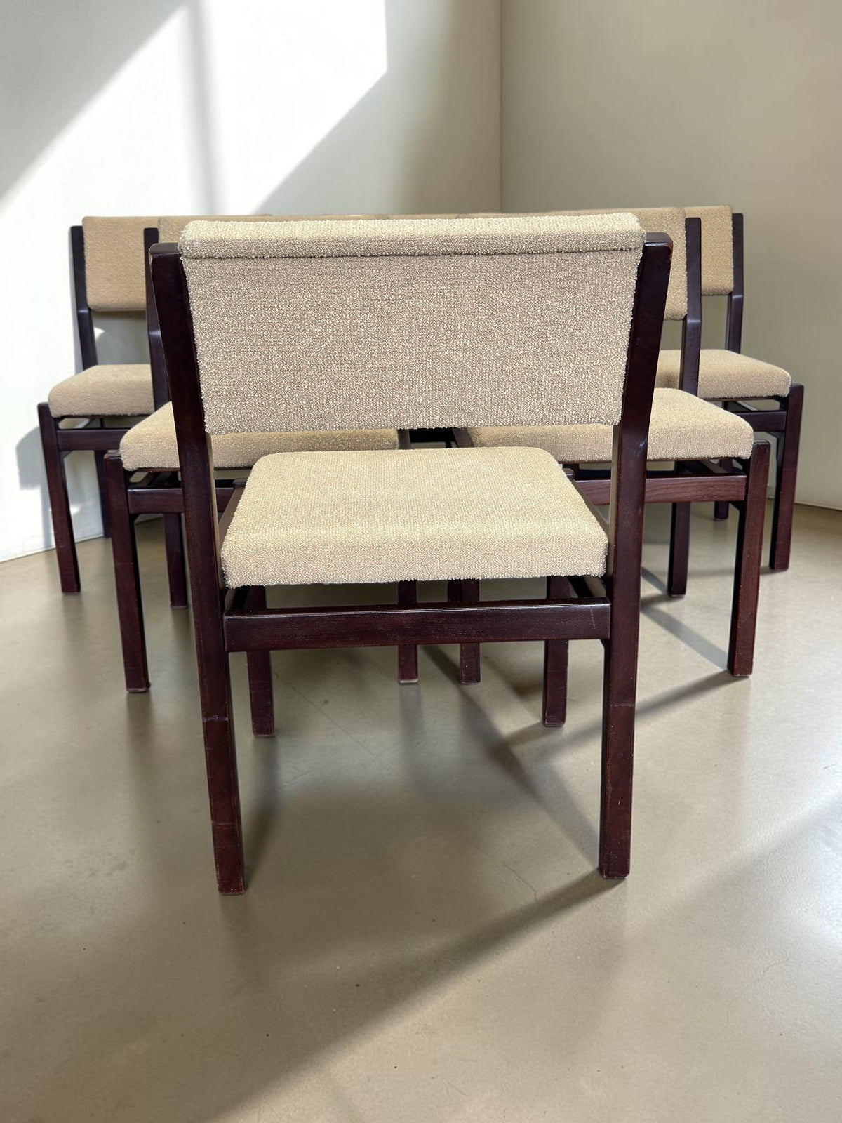tessvintage set van zes vintage eetkamerstoelen met donkerhouten frame en beige bouclé bekleding