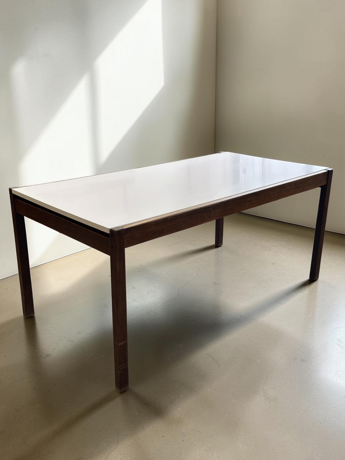 tessvintage Pastoe TU31 uitschuifbare eettafel met wit formica blad en wenge houten frame in vintage stijl