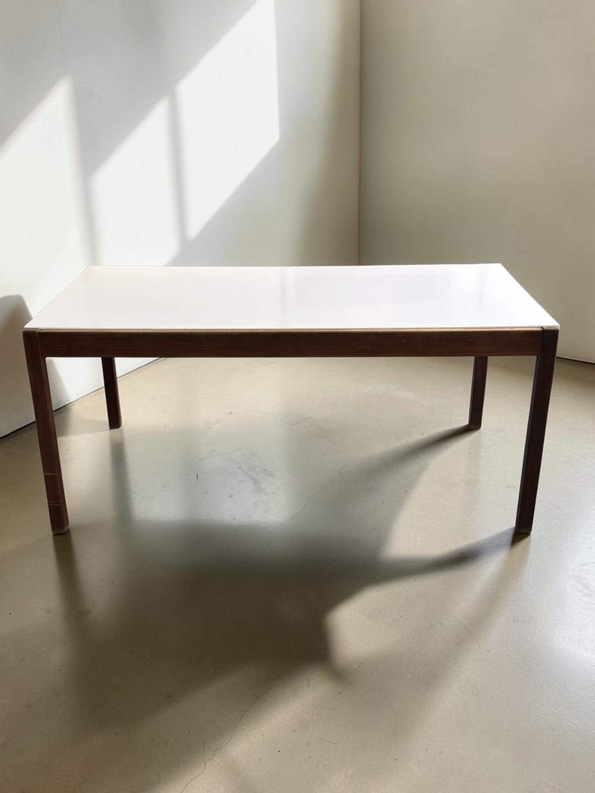 tessvintage Pastoe TU31 uitschuifbare eettafel met wit formica blad en wenge houten frame in vintage stijl