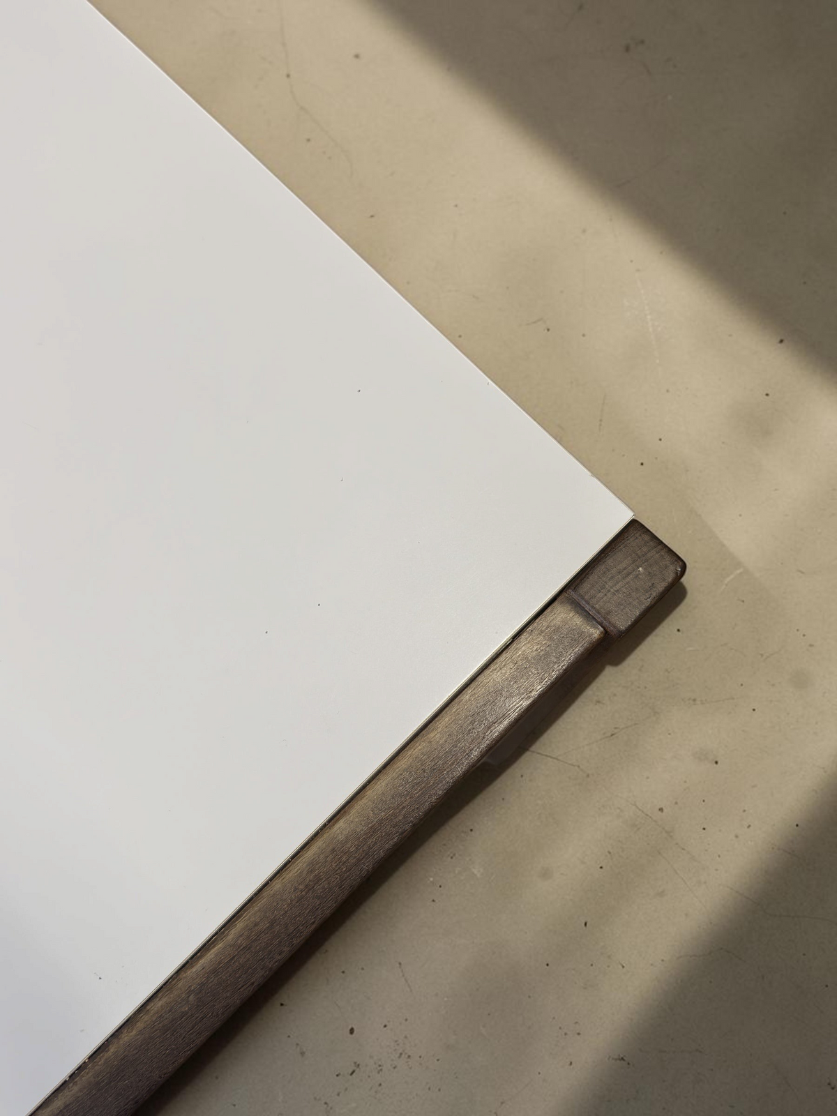 Detail van het witte formica tafelblad en wenge houten frame van de tessvintage Pastoe TU31 eettafel