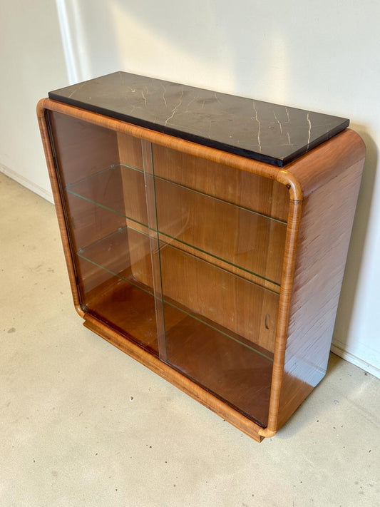 Vintage Art Deco vitrinekast van mahoniehout met zwart marmeren blad