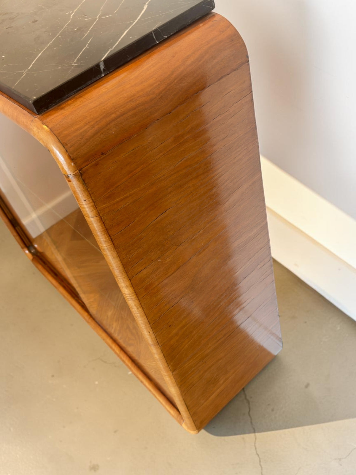 Vintage Art Deco vitrinekast van mahoniehout met zwart marmeren blad
