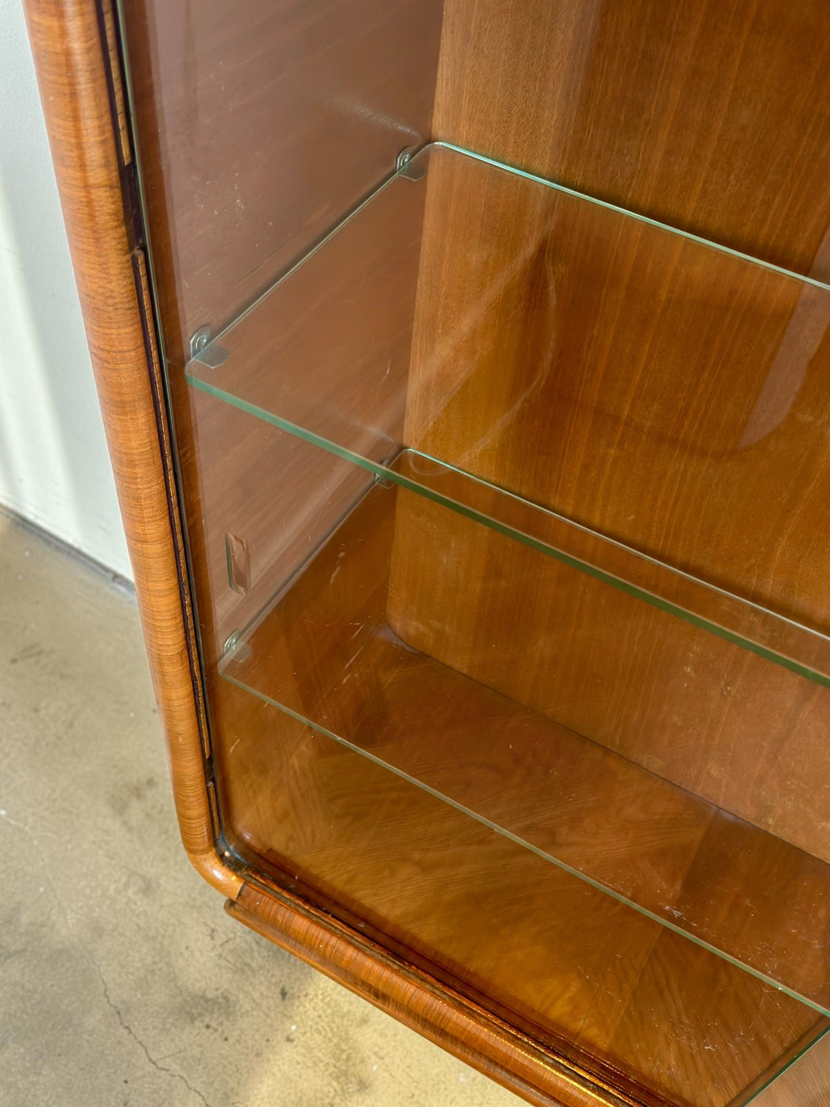 Vintage Art Deco vitrinekast van mahoniehout met zwart marmeren blad
