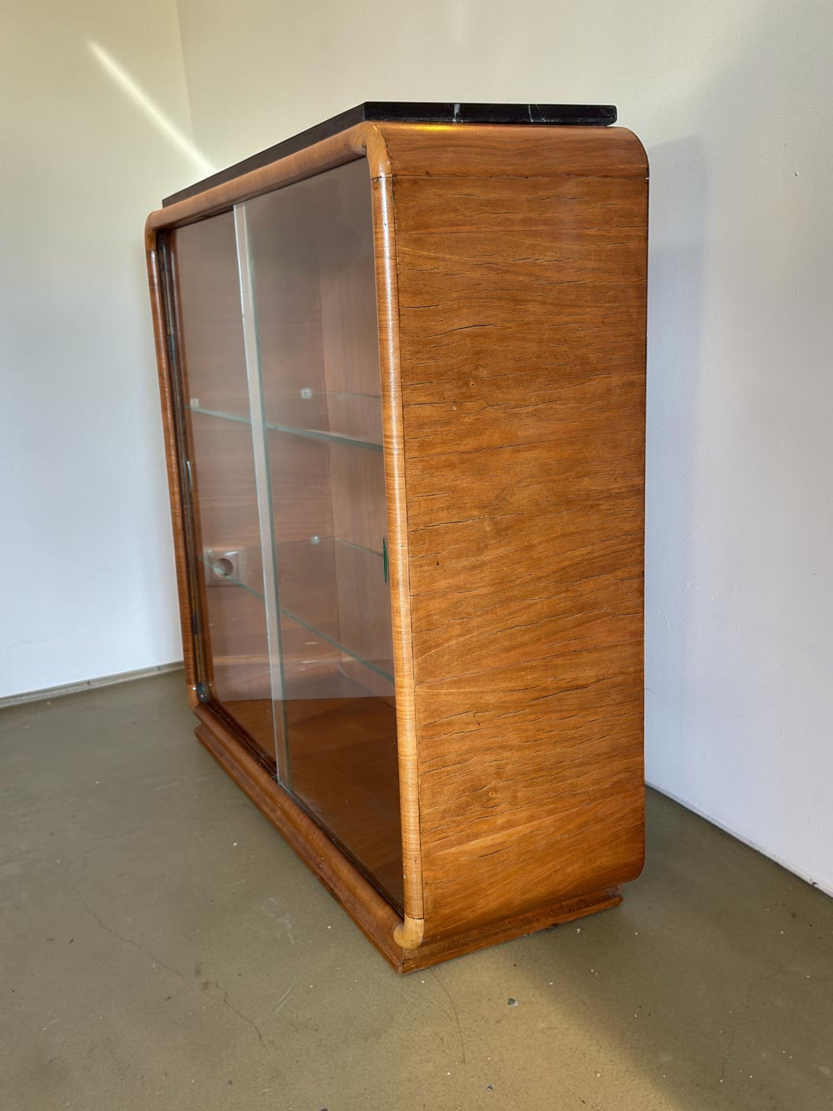 Vintage Art Deco vitrinekast van mahoniehout met zwart marmeren blad