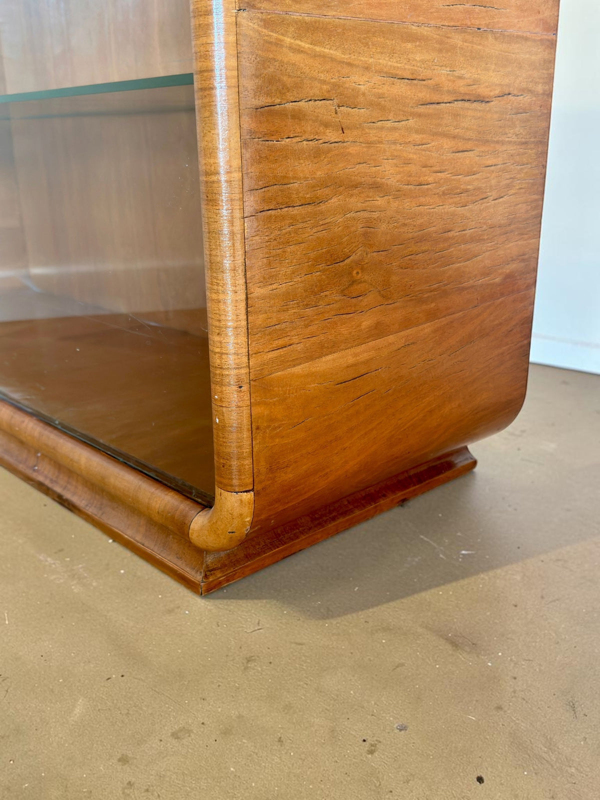 Vintage Art Deco vitrinekast van mahoniehout met zwart marmeren blad