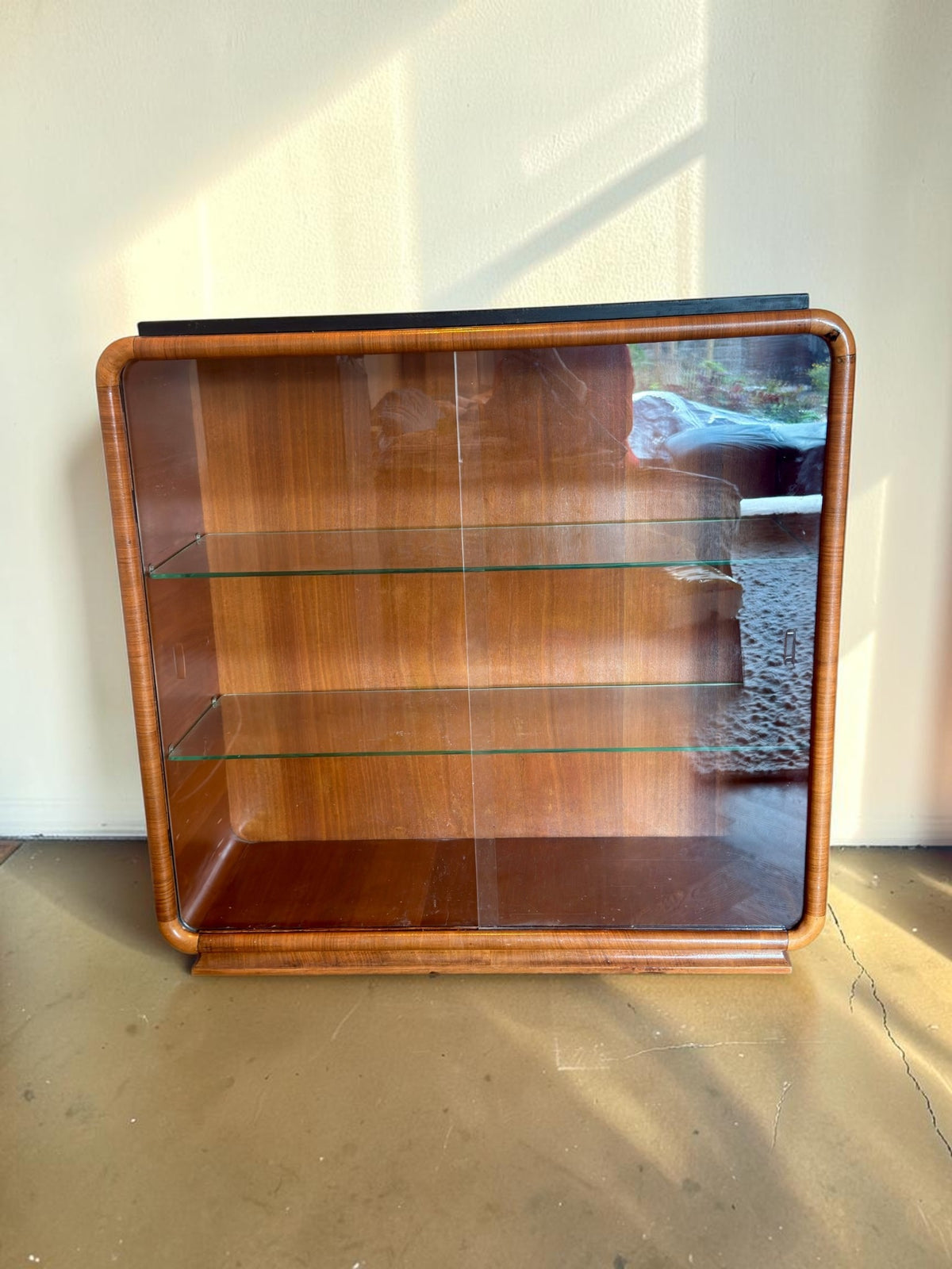 Vintage Art Deco vitrinekast van mahoniehout met zwart marmeren blad