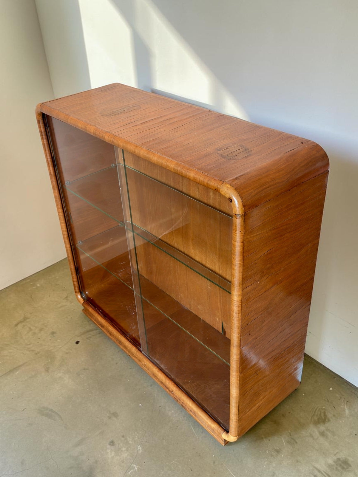 Vintage Art Deco vitrinekast van mahoniehout met zwart marmeren blad