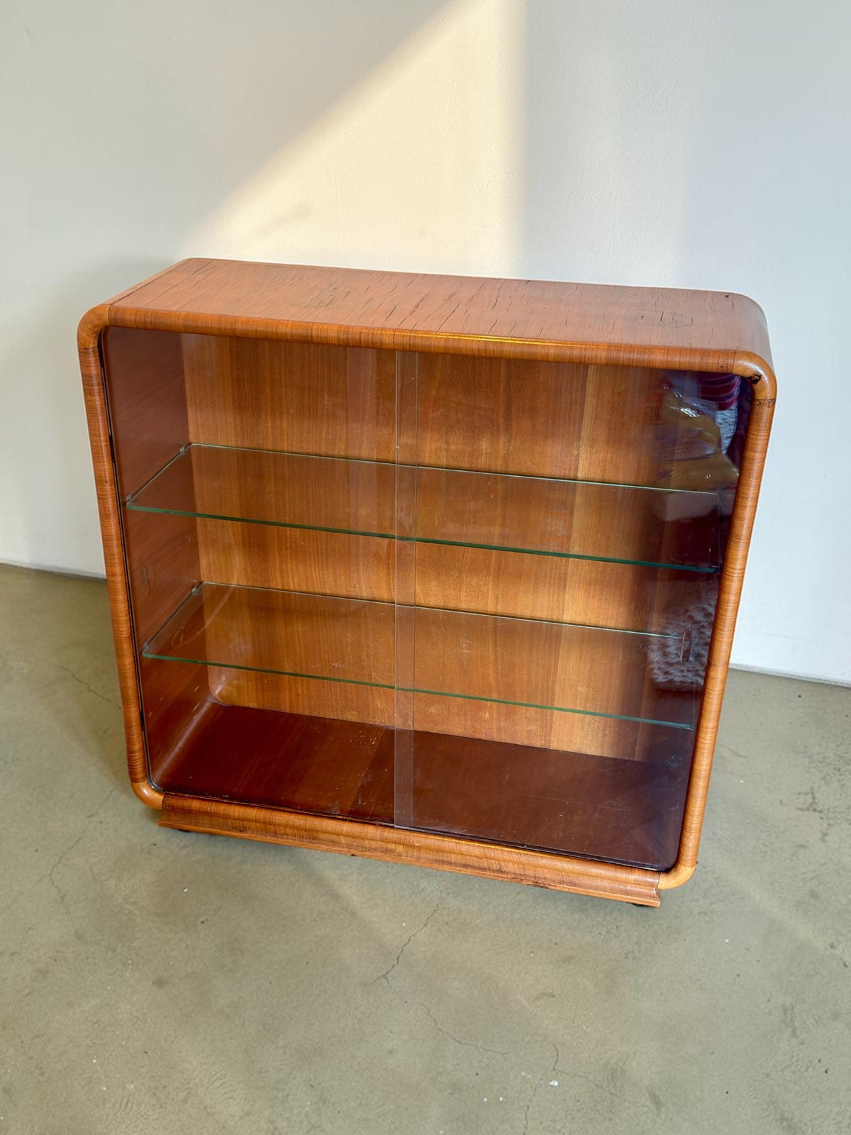 Vintage Art Deco vitrinekast van mahoniehout met zwart marmeren blad