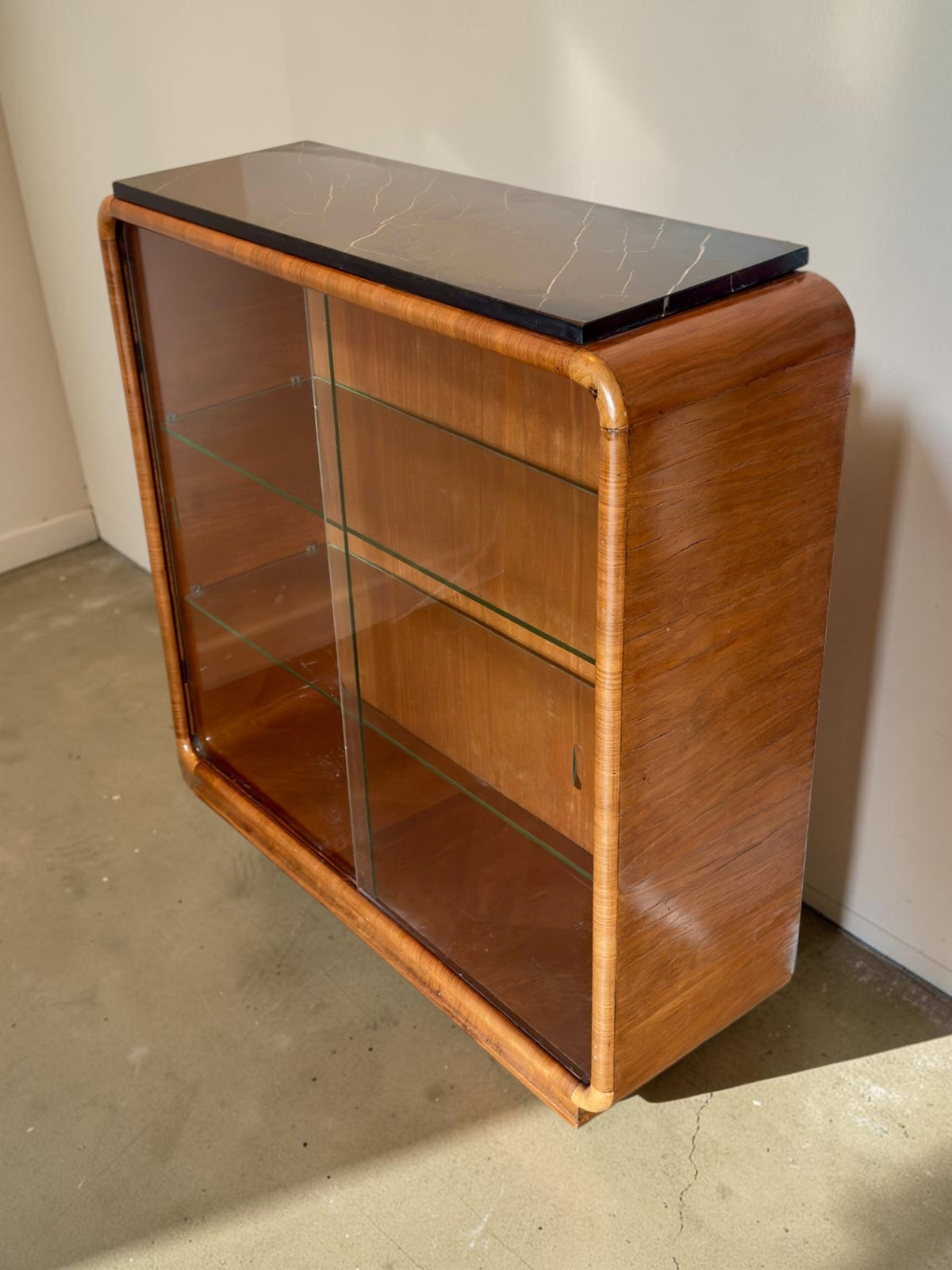 Vintage Art Deco vitrinekast van mahoniehout met zwart marmeren blad