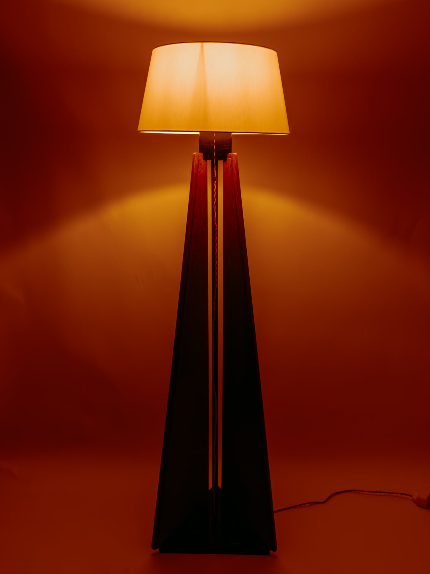 Eikenhouten Art Deco / Amsterdamse School vloerlamp, jaren 30