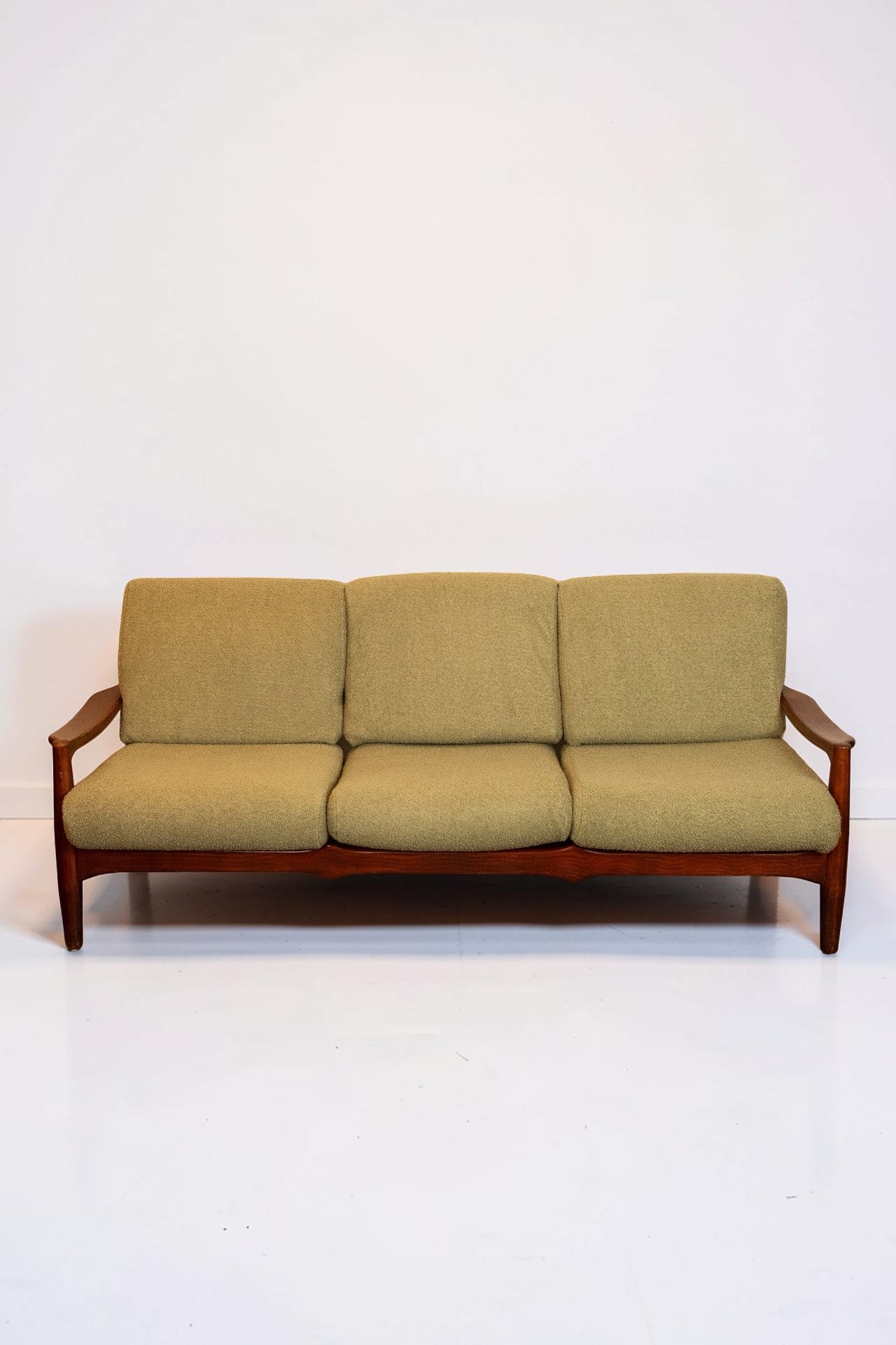 Vintage Deense teakhouten 3-zitsbank met nieuwe mosgroene bouclé bekleding