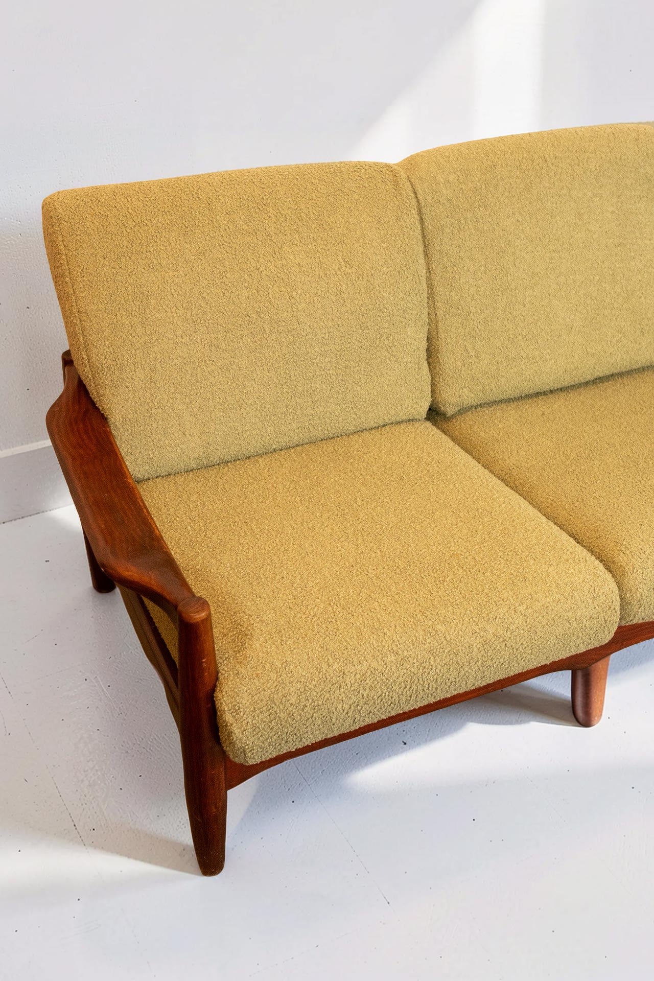 Vintage Deense teakhouten 3-zitsbank met nieuwe mosgroene bouclé bekleding