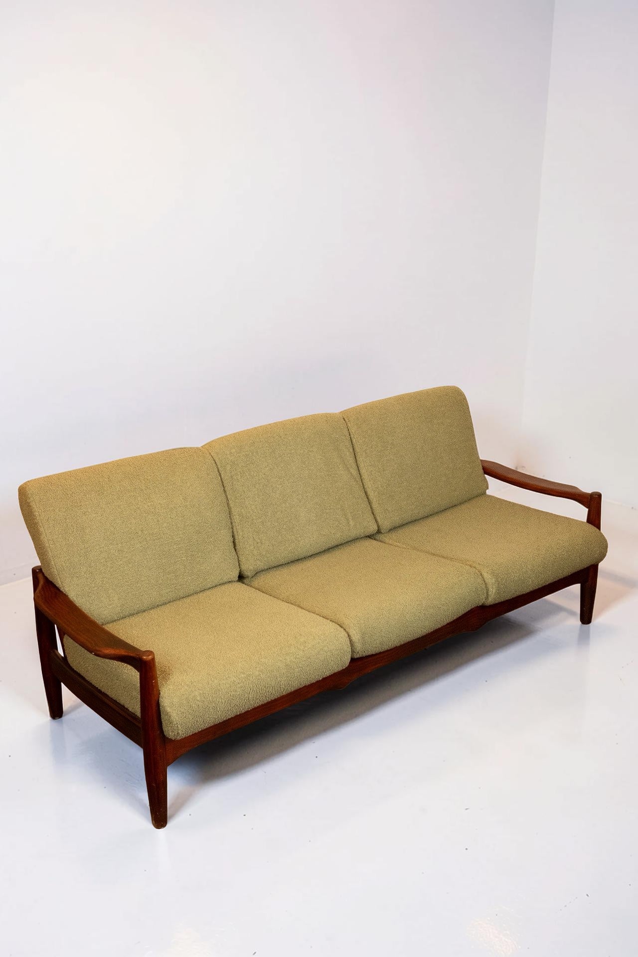 Vintage Deense teakhouten 3-zitsbank met nieuwe mosgroene bouclé bekleding