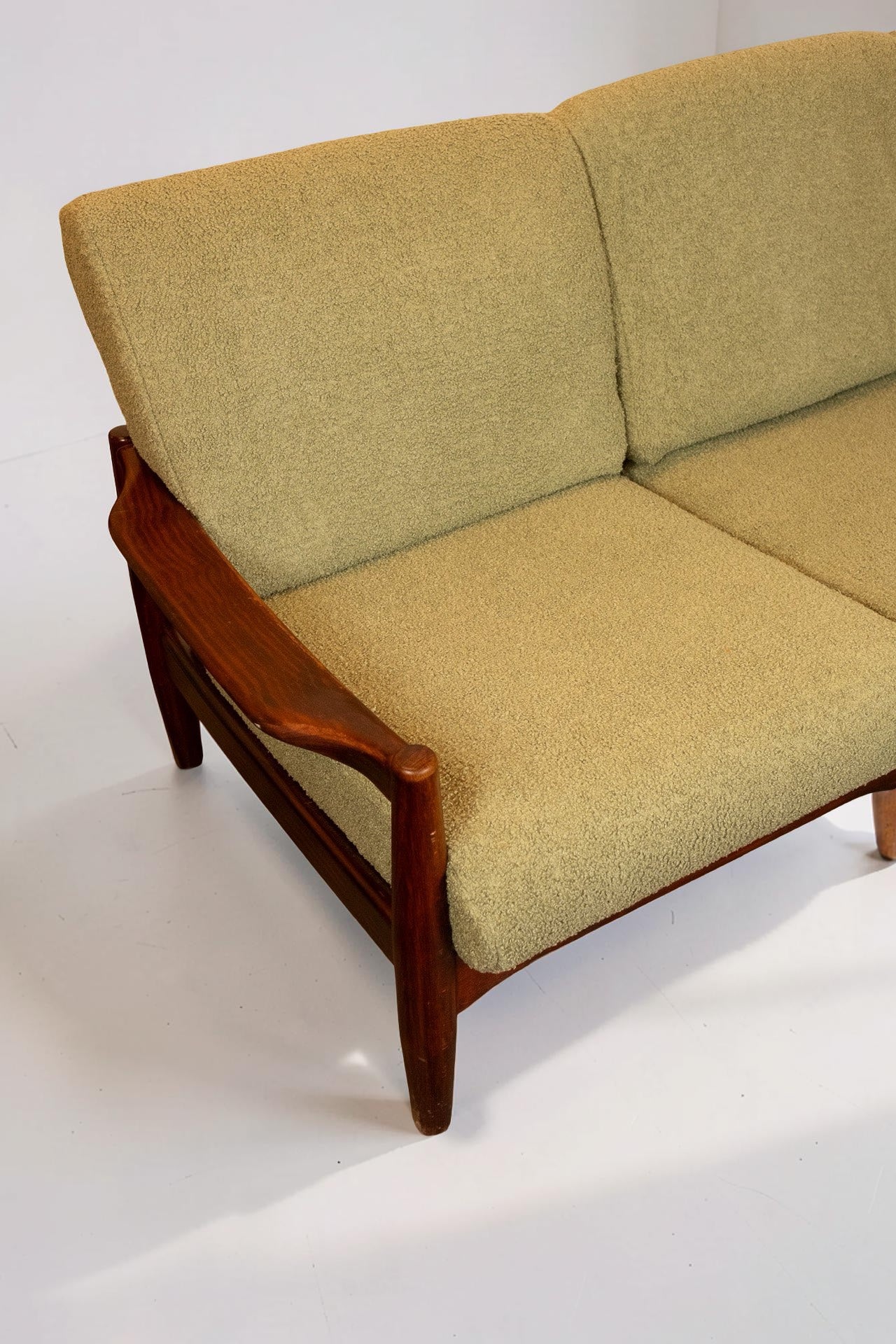 Vintage Deense teakhouten 3-zitsbank met nieuwe mosgroene bouclé bekleding