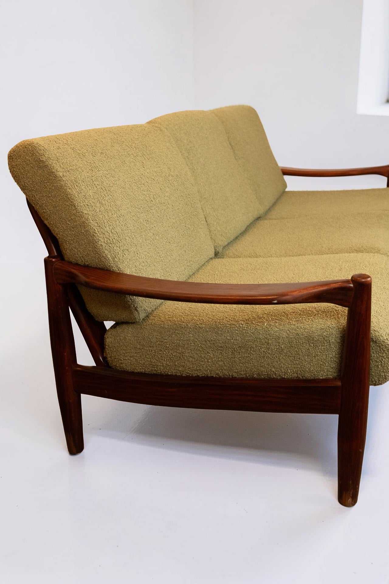 Vintage Deense teakhouten 3-zitsbank met nieuwe mosgroene bouclé bekleding