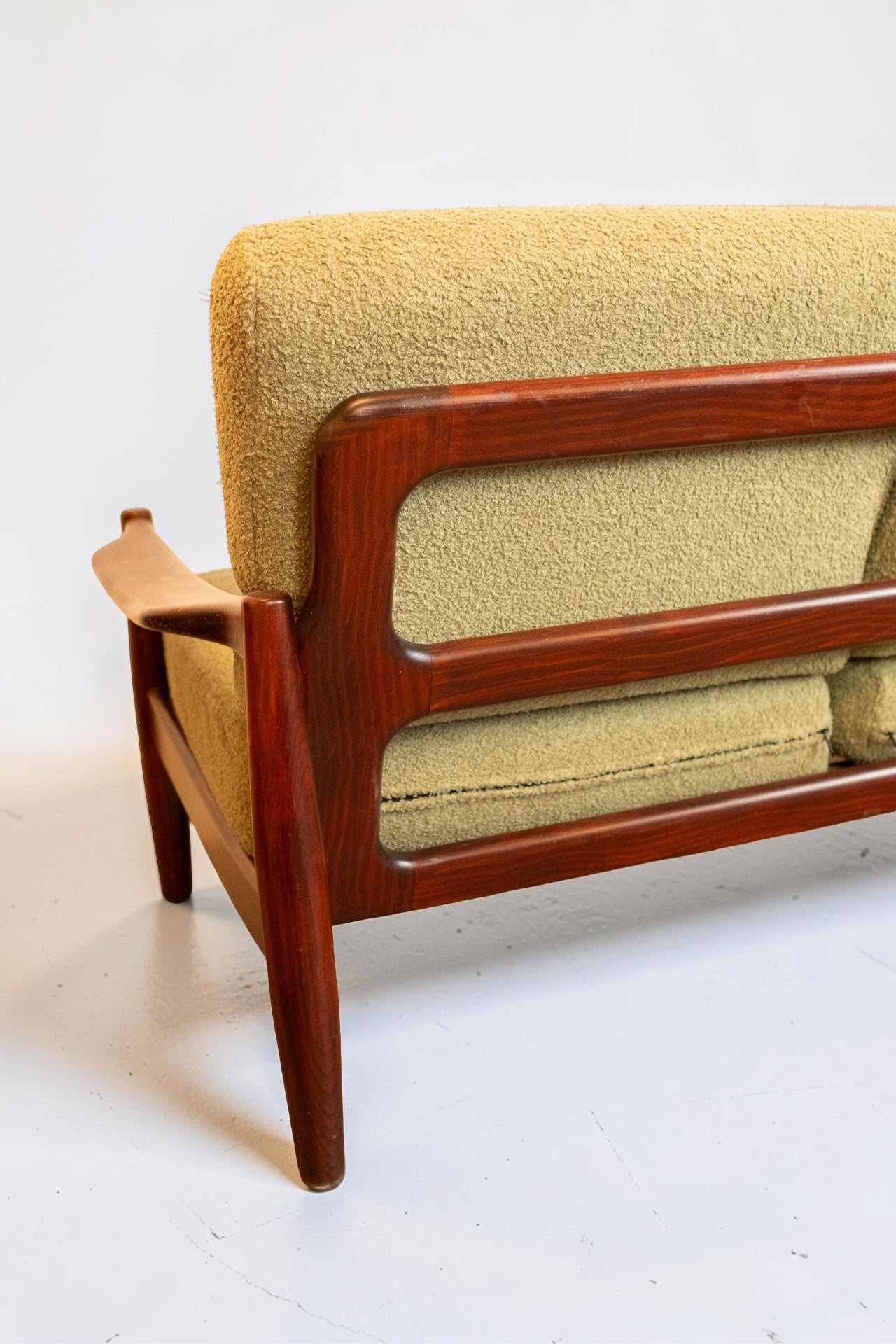 Vintage Deense teakhouten 3-zitsbank met nieuwe mosgroene bouclé bekleding