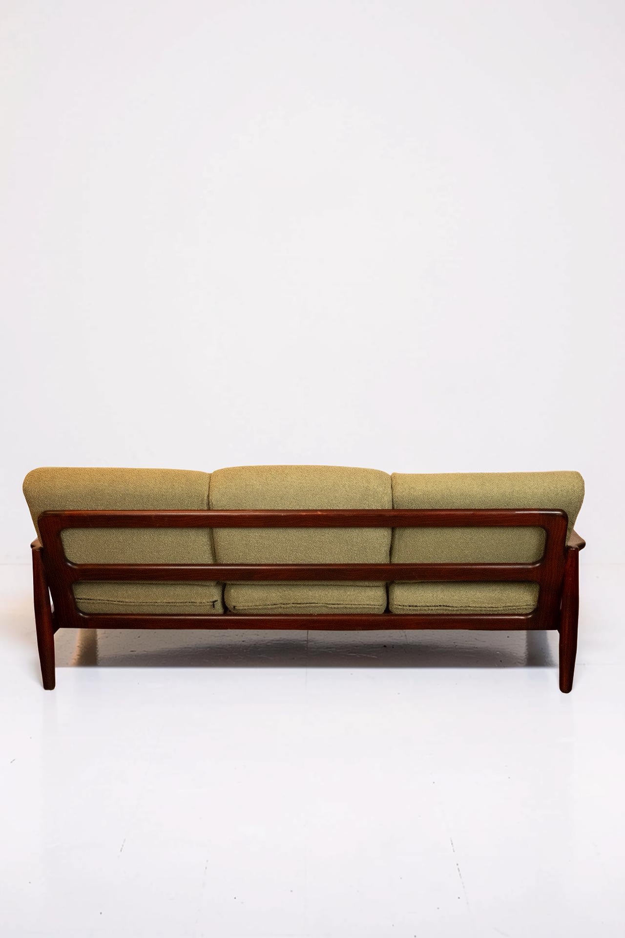Vintage Deense teakhouten 3-zitsbank met nieuwe mosgroene bouclé bekleding