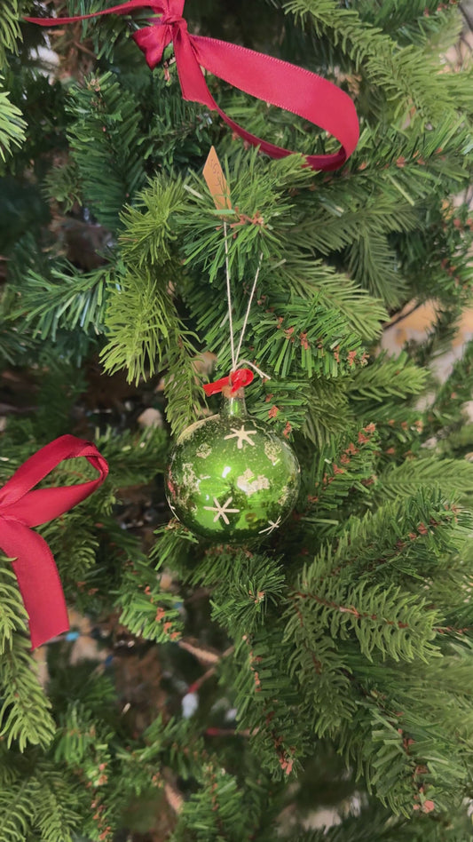 Vintage groene glazen kerstbal