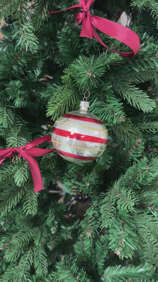 Vintage rood/zilveren glazen kerstbal met gesuikerde details