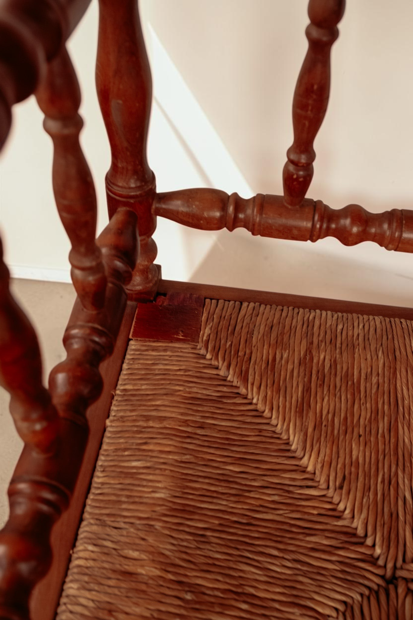 tessvintage set van 2 antieke Franse bobbin hoekstoelen met gedraaid hout en een gevlochten biezen zitting