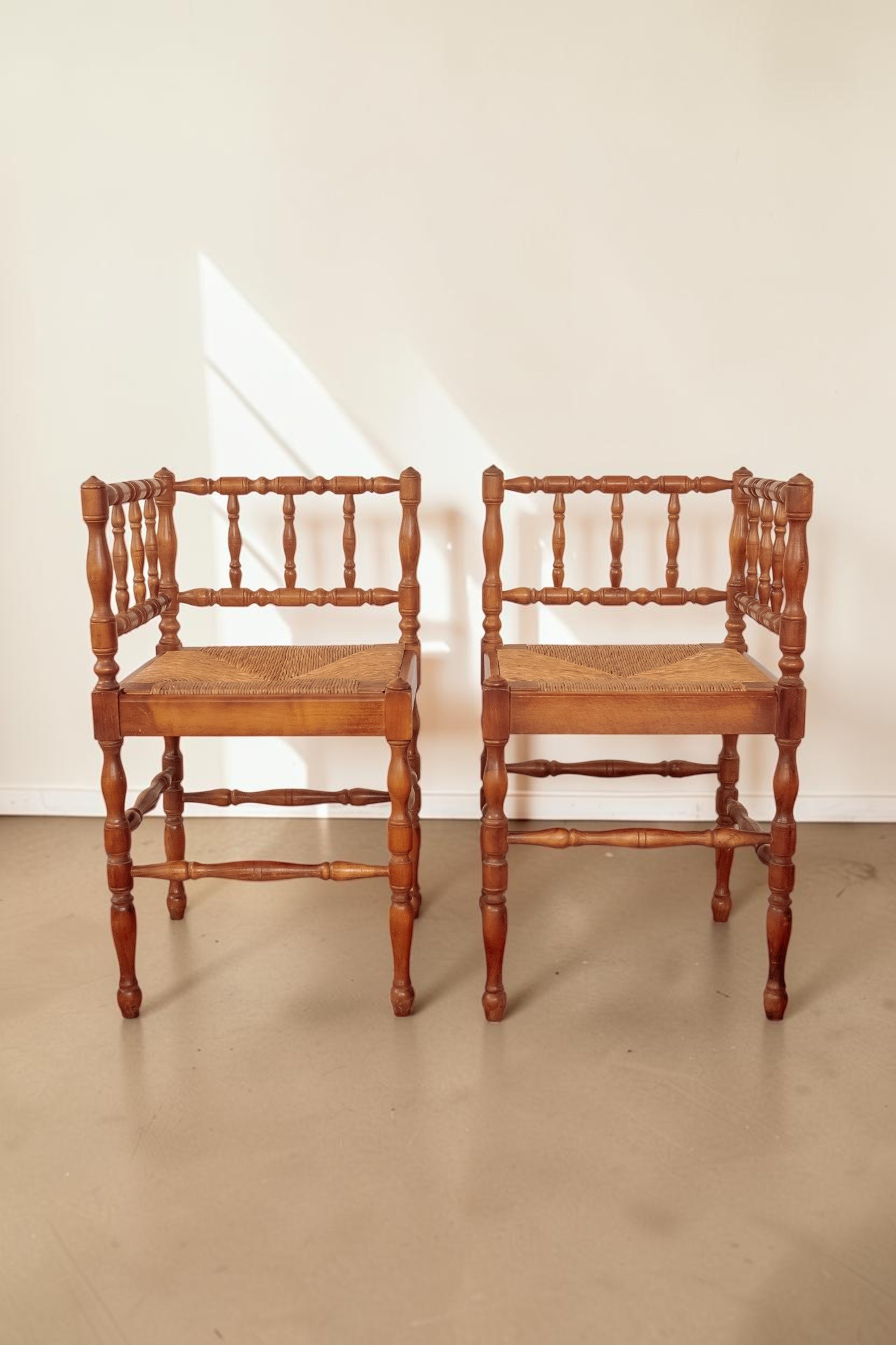 Set van 2 antieke Franse tessvintage bobbin hoekstoelen met gedraaid hout en een gevlochten biezen zitting.