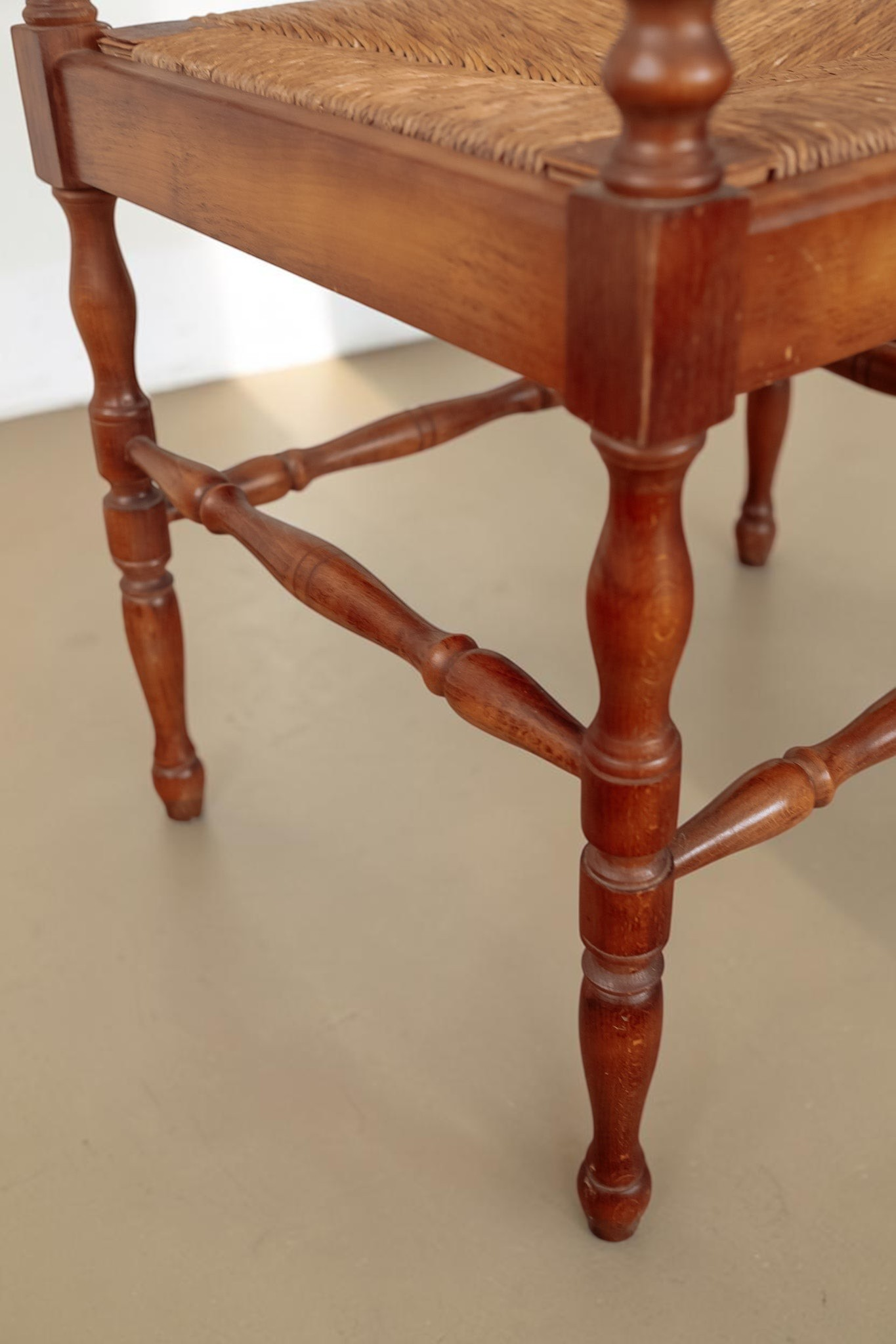 tessvintage set van 2 antieke Franse bobbin hoekstoelen met gedraaide houten poten en een gevlochten biezen zitting