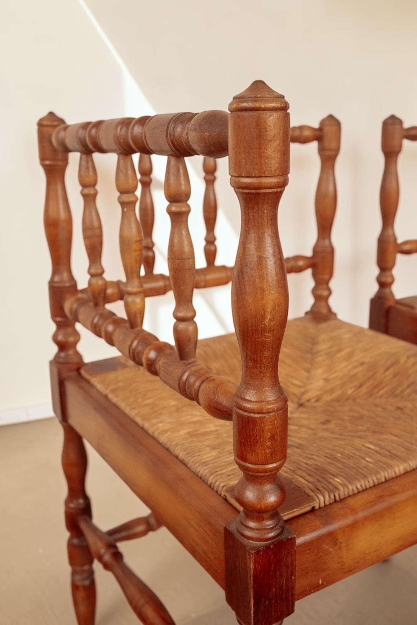 tessvintage set van twee antieke Franse bobbin hoekstoelen met gedraaide houten spijlen en een biezen zitting