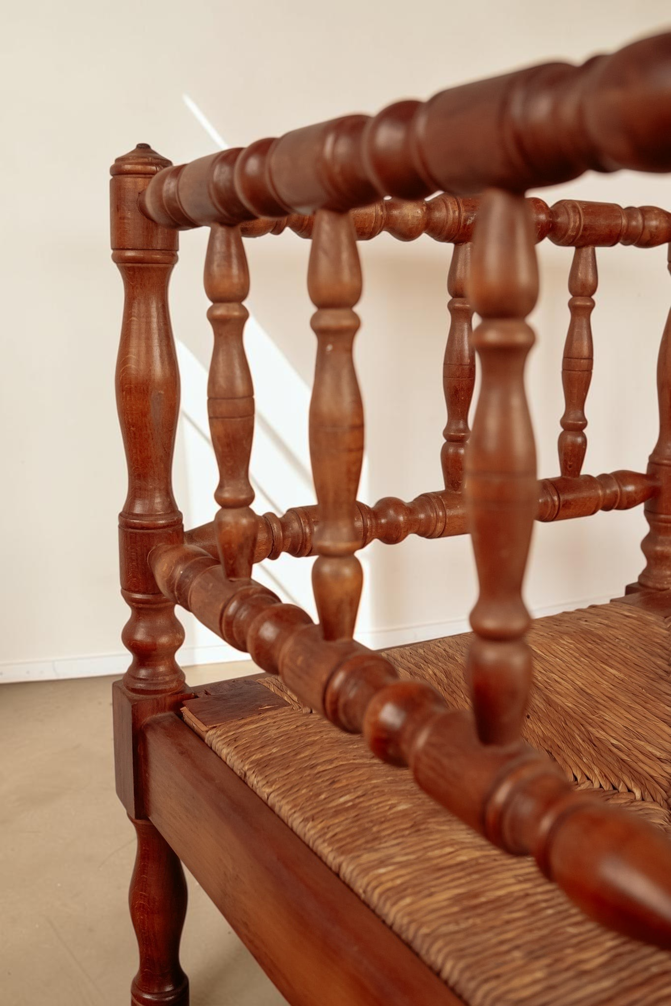 tessvintage set van twee antieke Franse hoekstoelen met gedraaide houten bobbin spijlen en gevlochten biezen zitting