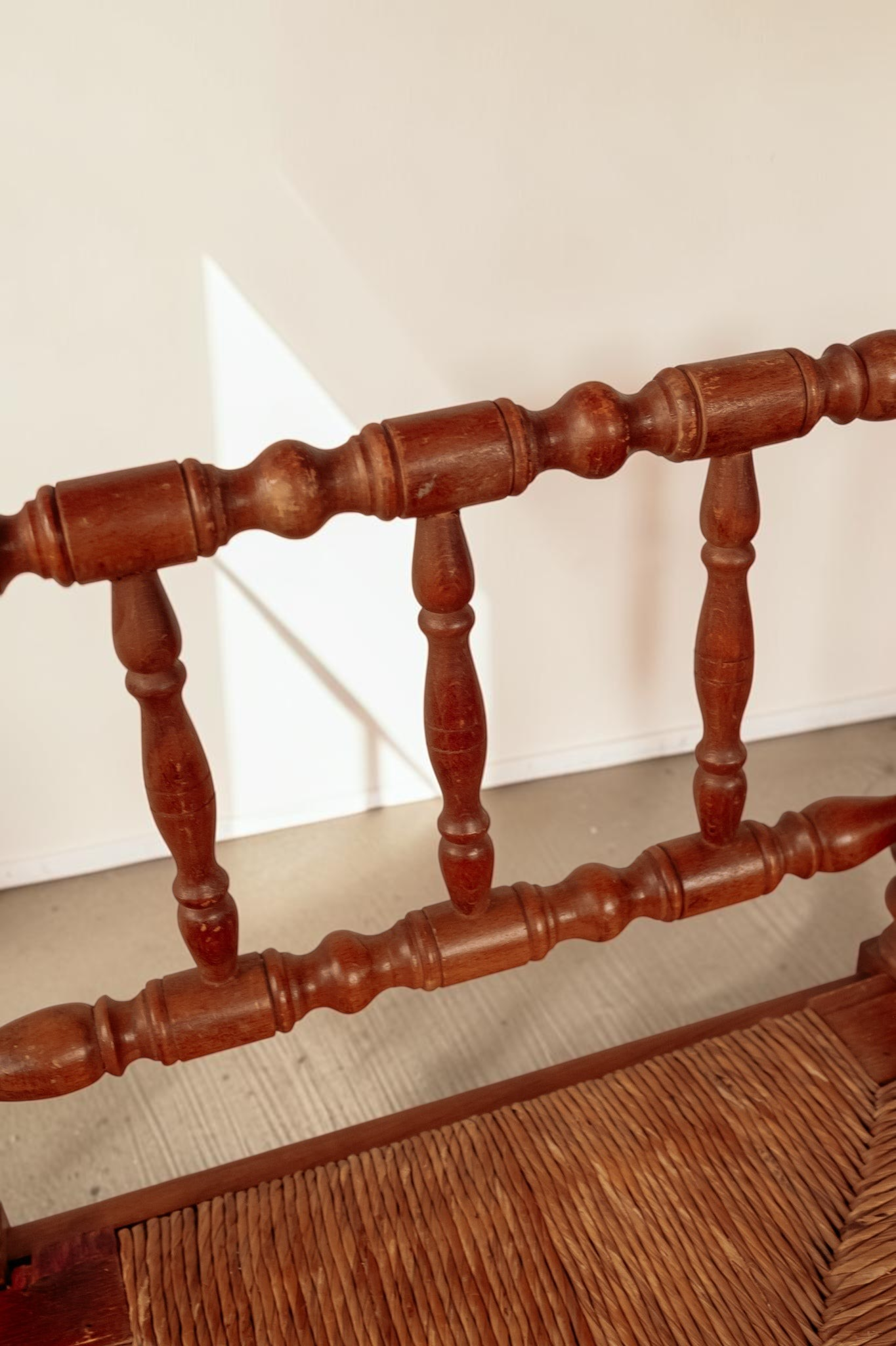 tessvintage set van twee antieke Franse bobbin hoekstoelen met gedraaide houten spijlen en gevlochten biezen zitting