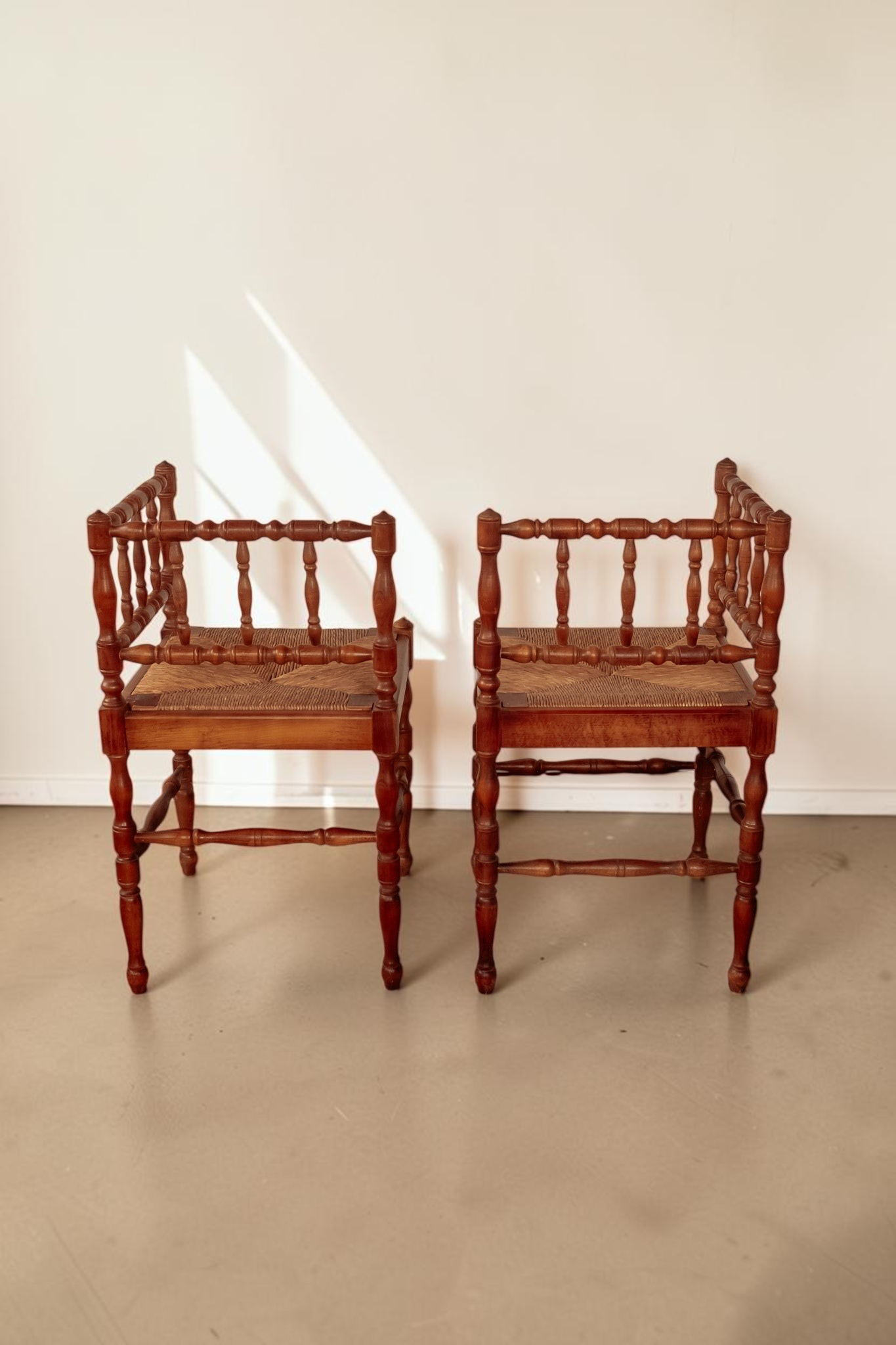 Set van 2 antieke Franse tessvintage hoekstoelen met gedraaide houten bobbin spijlen en een gevlochten biezen zitting.