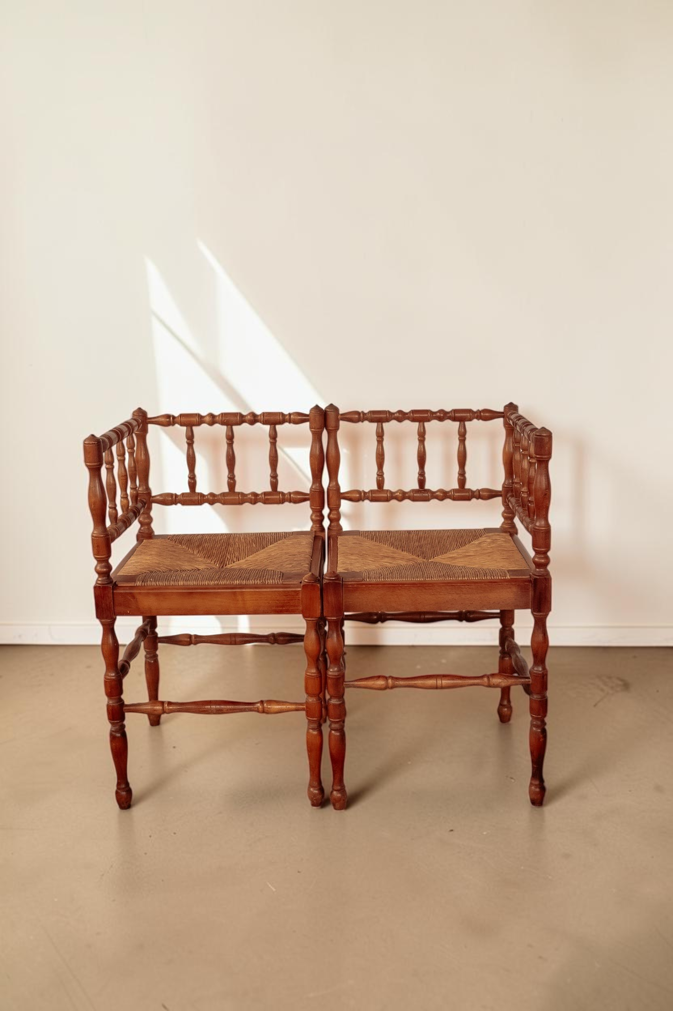 Set van twee antieke Franse tessvintage bobbin hoekstoelen van hout met gedraaide spijlen en gevlochten biezen zitting